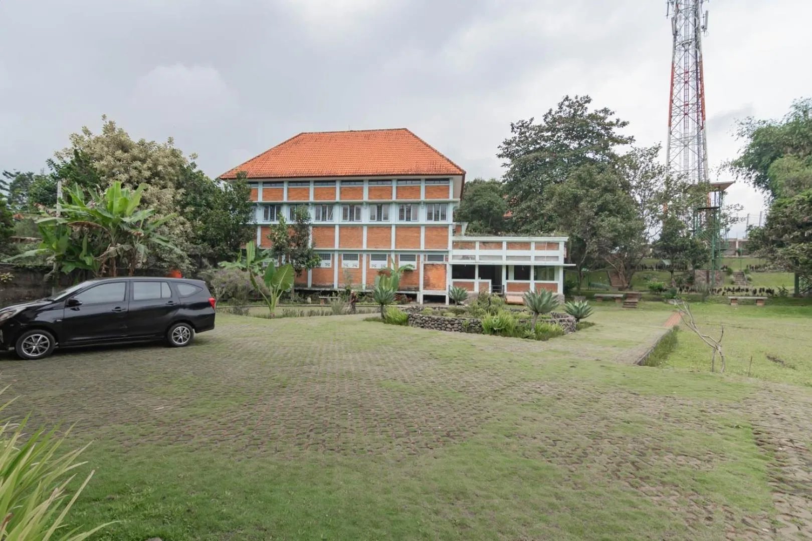 Property building in Urbanview Hotel Syariah Insani Cisarua Puncak