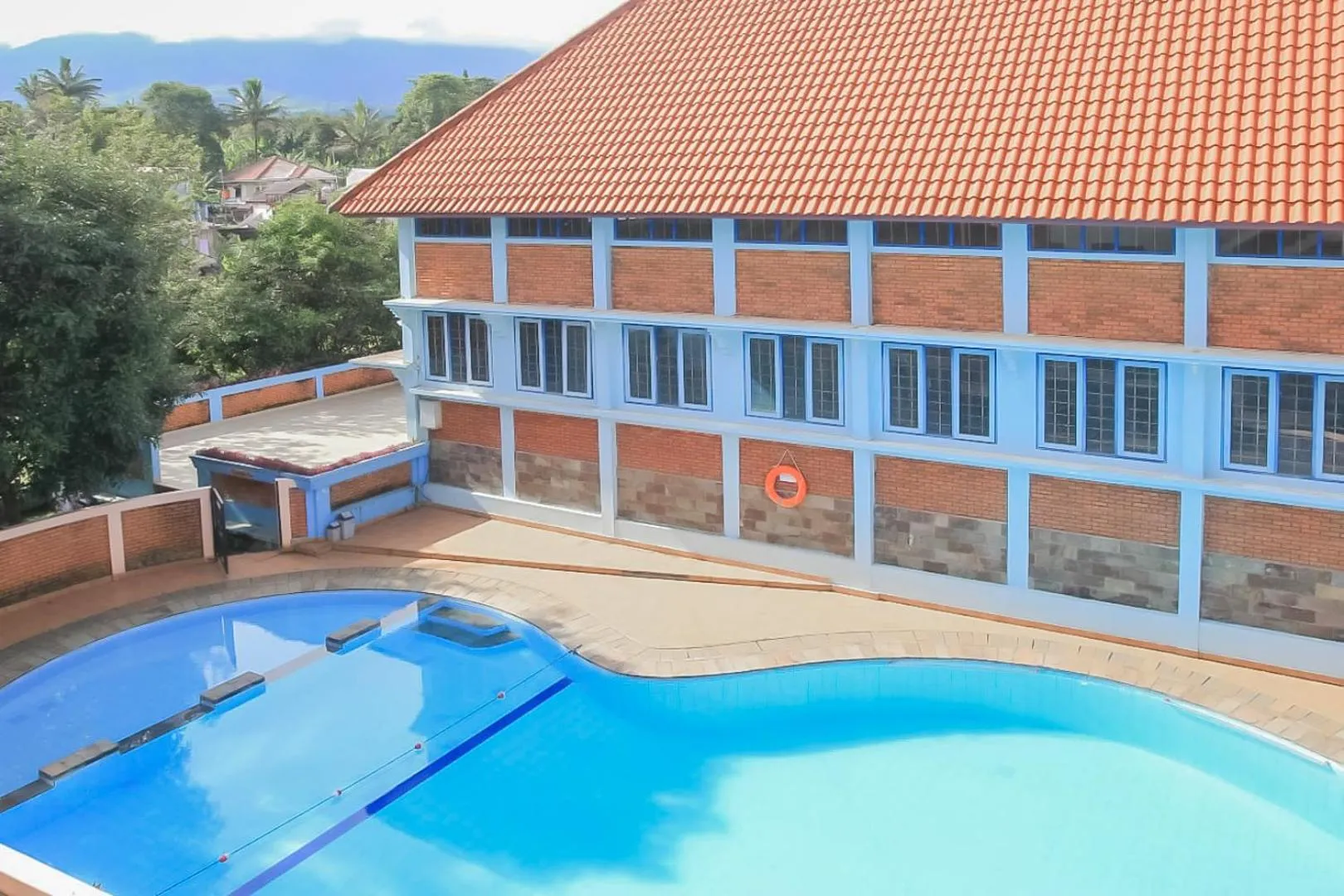 Swimming pool in Urbanview Hotel Syariah Insani Cisarua Puncak