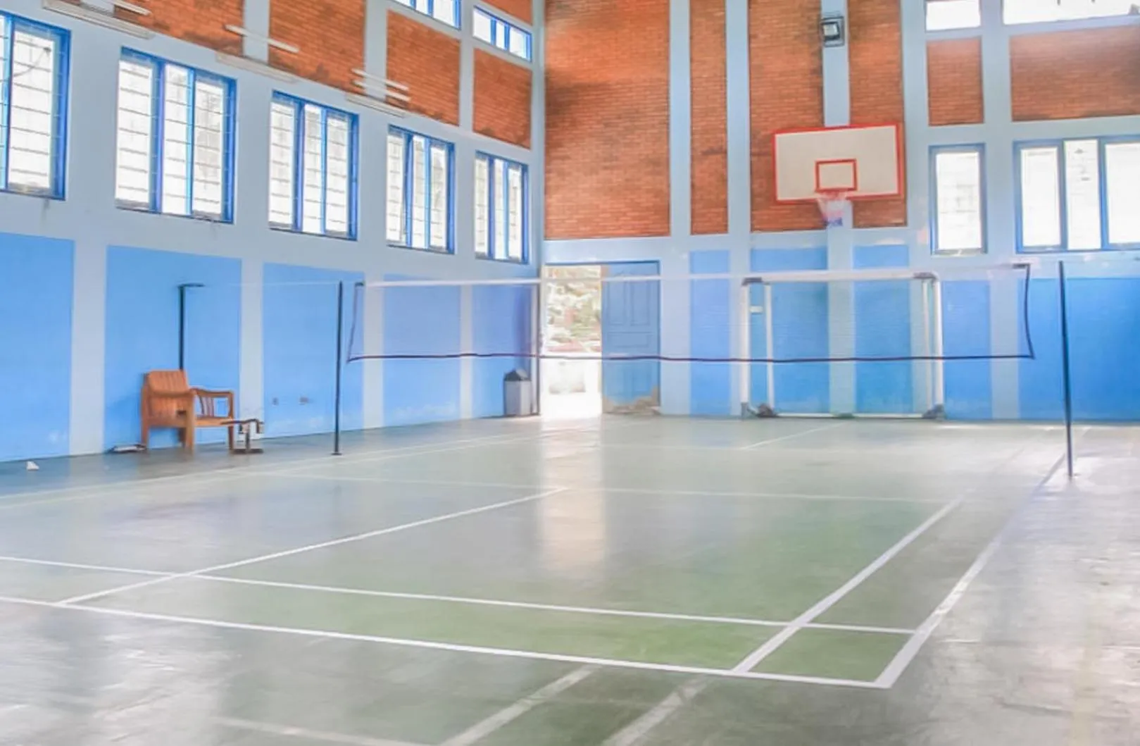 Tennis court in Urbanview Hotel Syariah Insani Cisarua Puncak