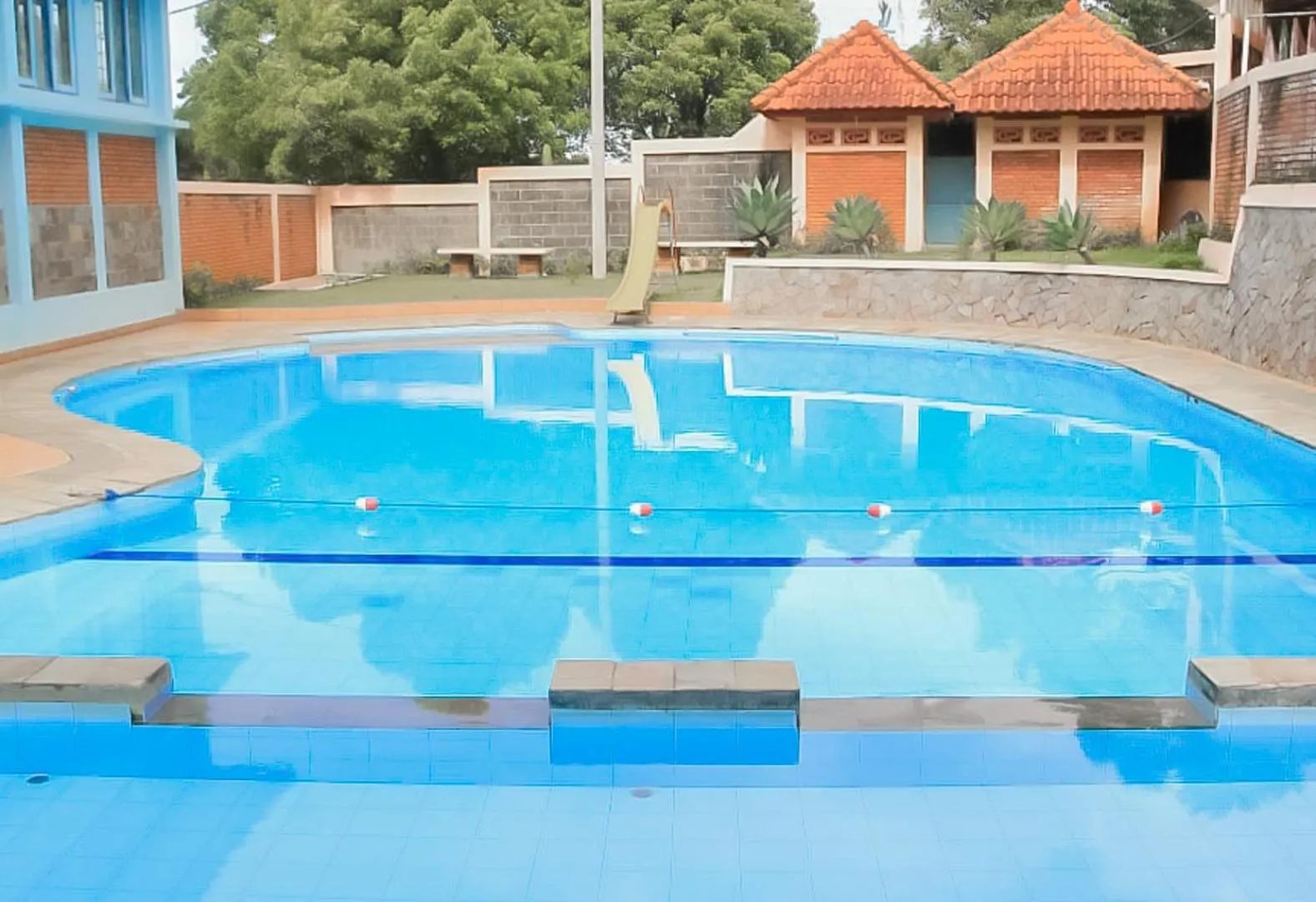 Swimming pool in Urbanview Hotel Syariah Insani Cisarua Puncak