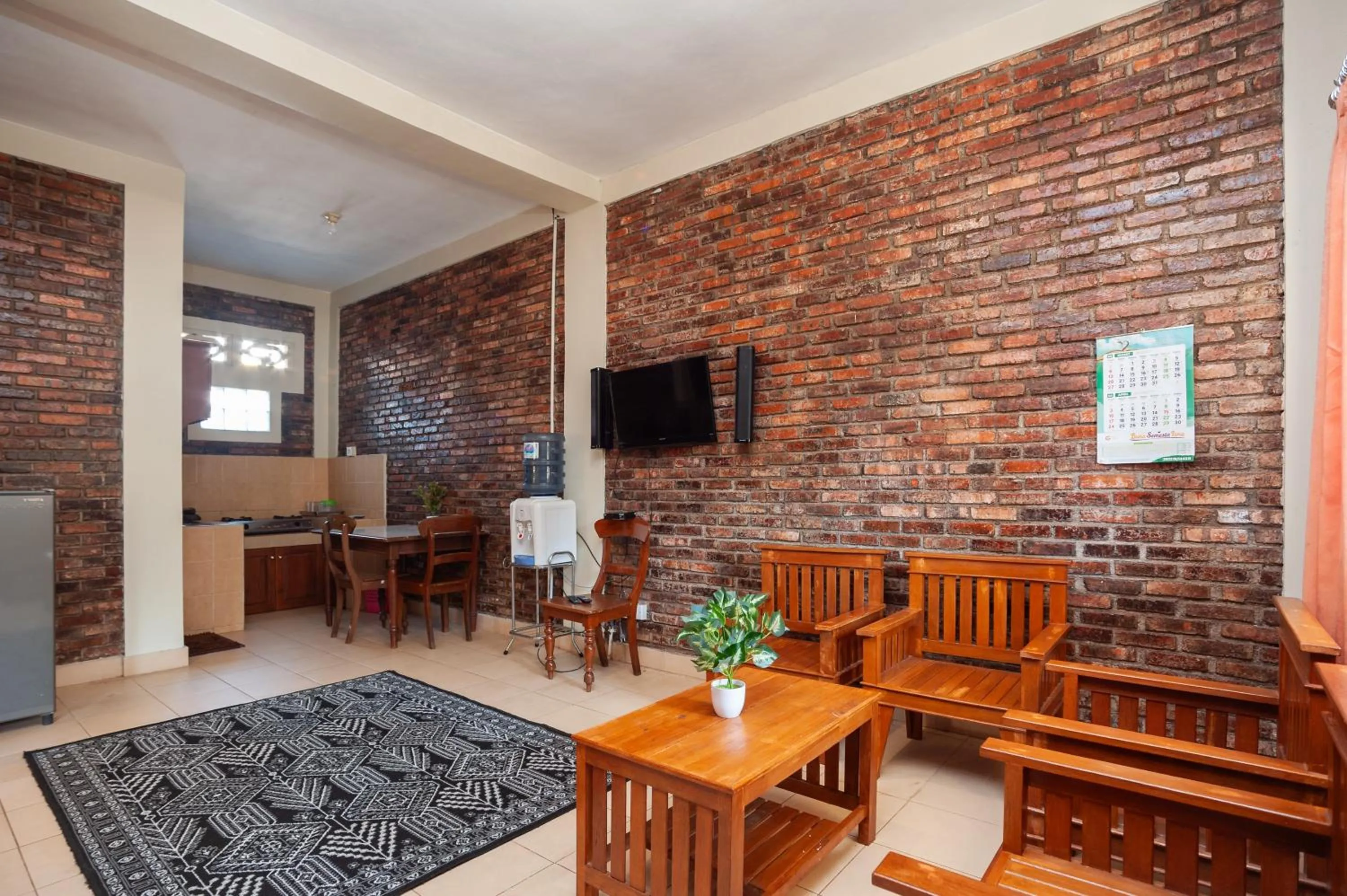 Seating area in Urbanview Hotel Syariah Insani Cisarua Puncak