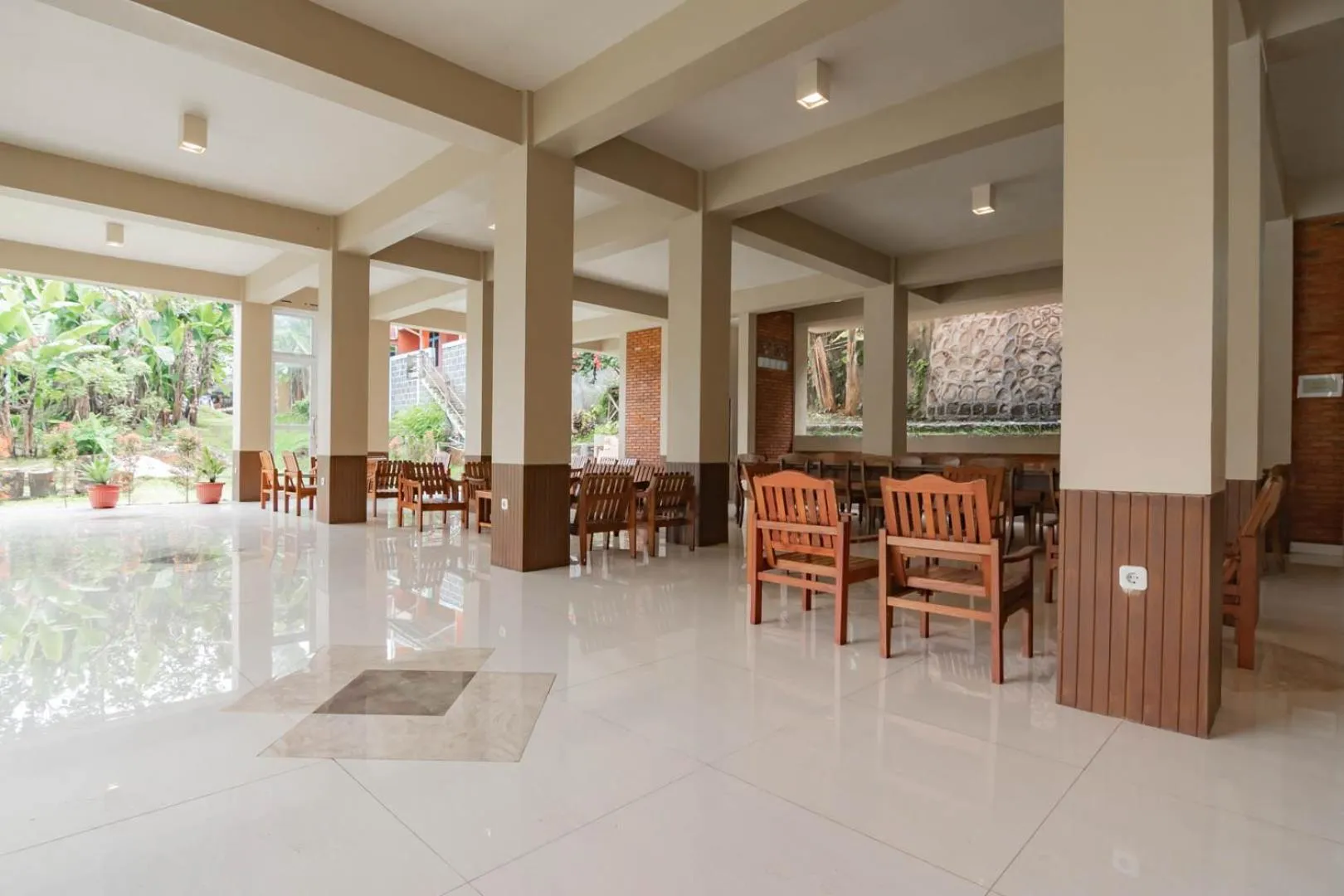 Seating area in Urbanview Hotel Syariah Insani Cisarua Puncak