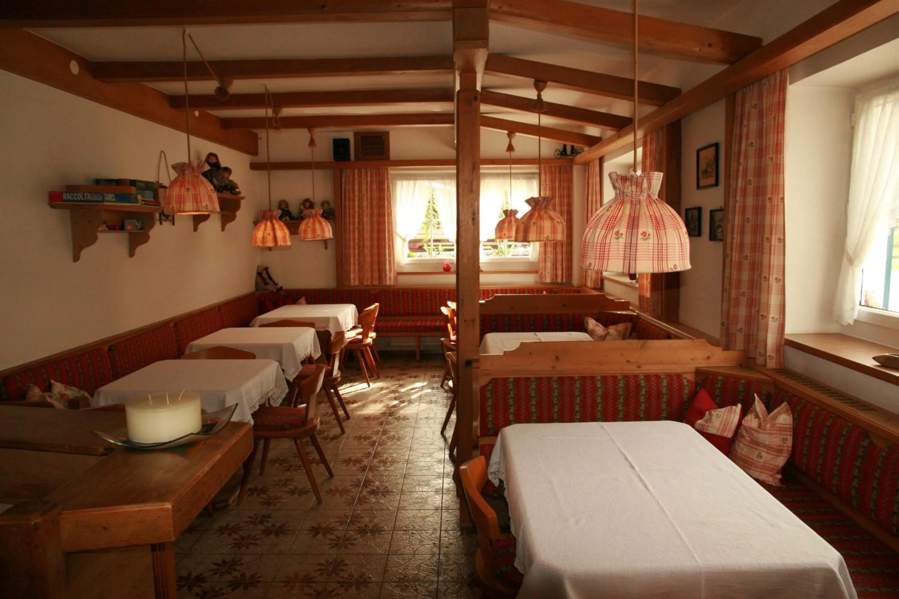 Communal lounge/ TV room, Bed in Das Edelweiss