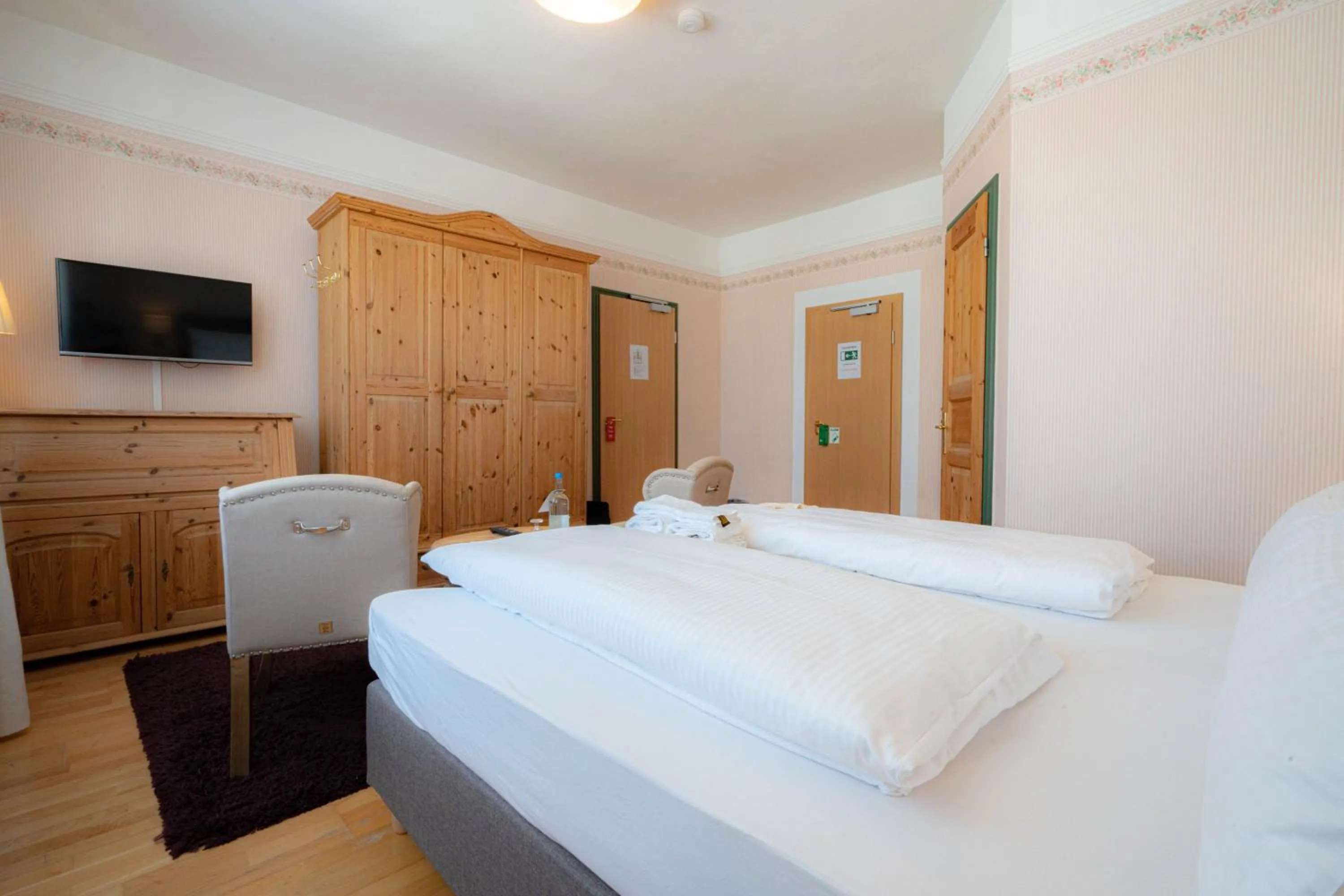 Photo of the whole room, Bed in Logierhaus am Denkmal