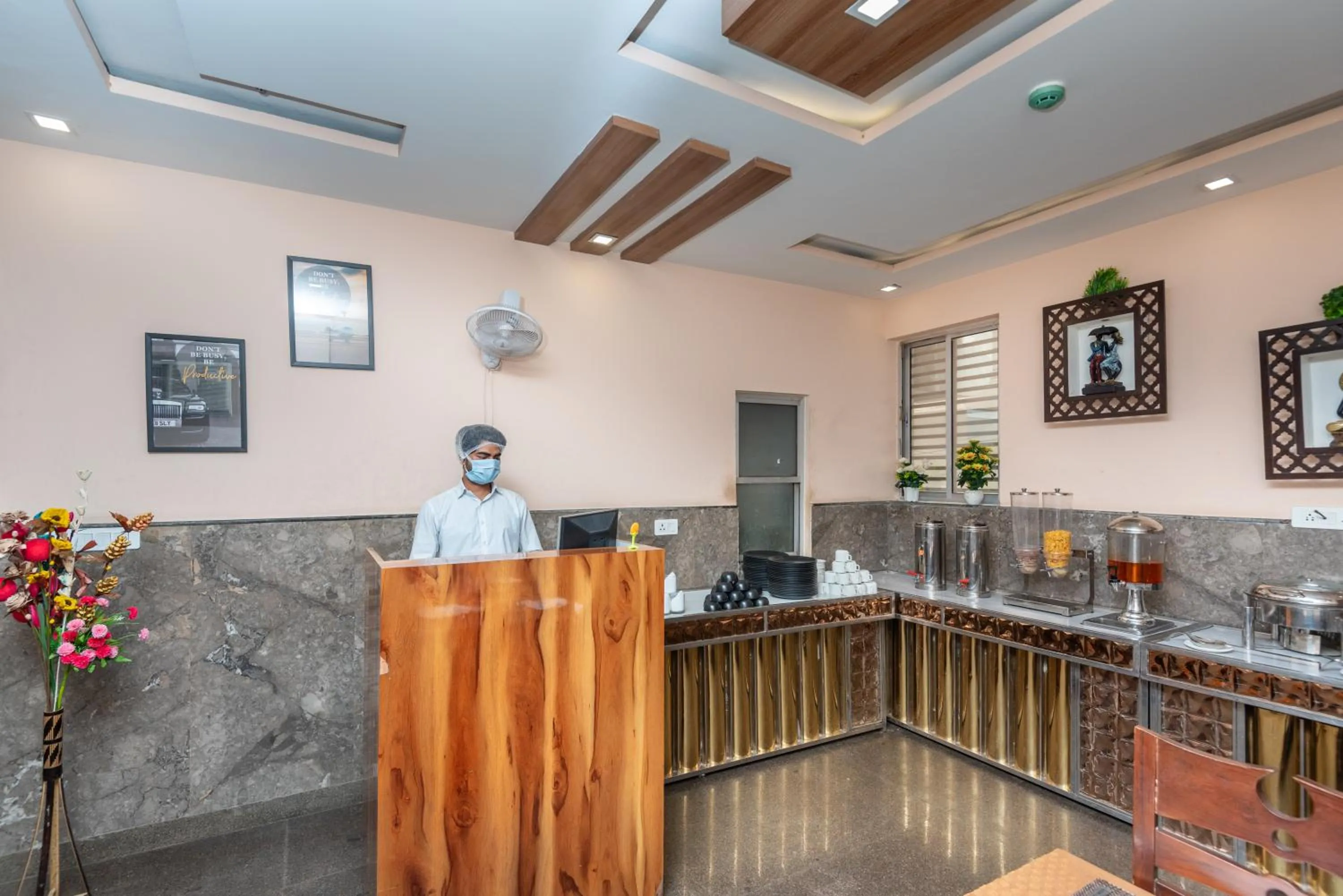 Restaurant/places to eat in Hotel Royal Inn igi