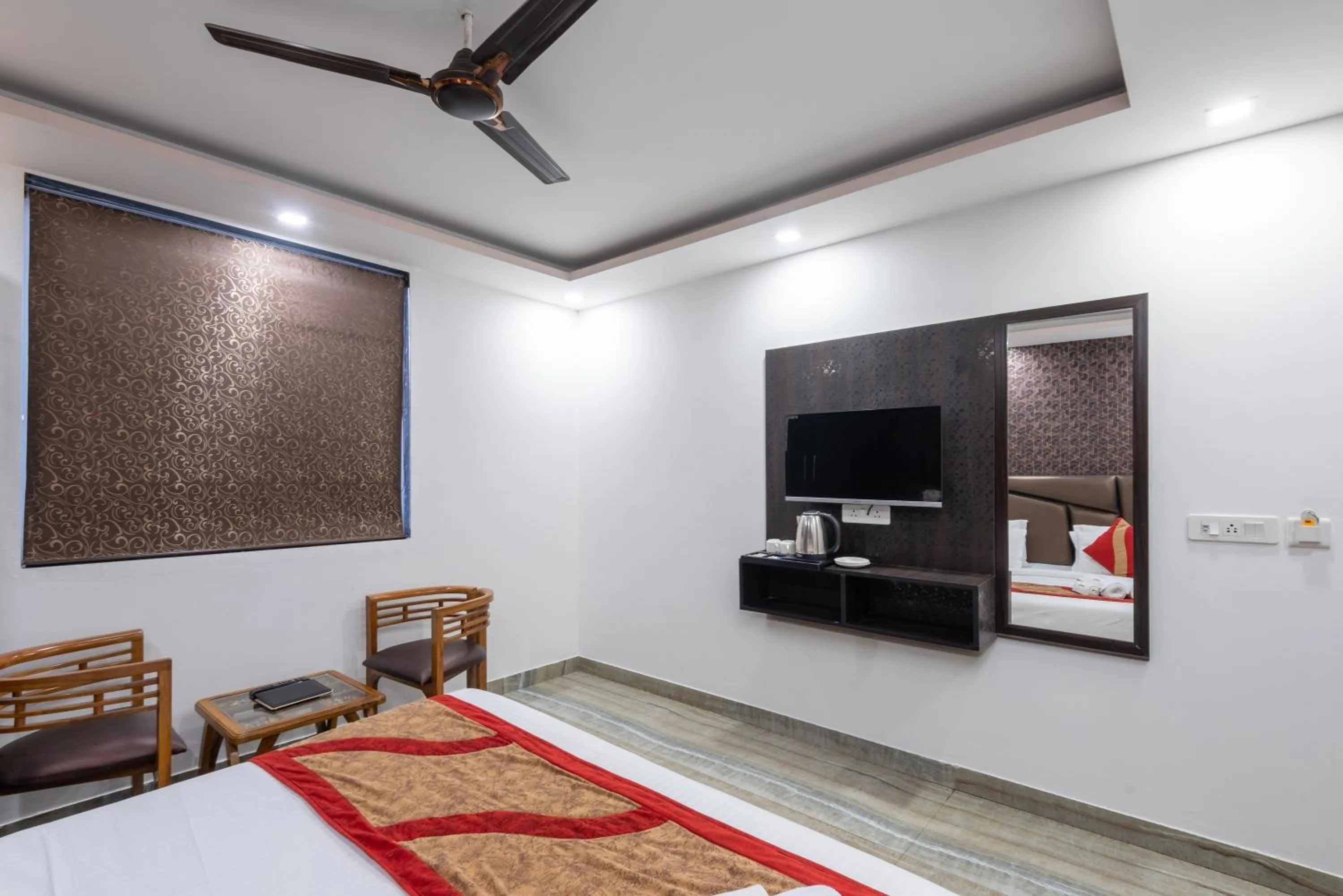 Bedroom, Bed in Hotel Royal Inn igi