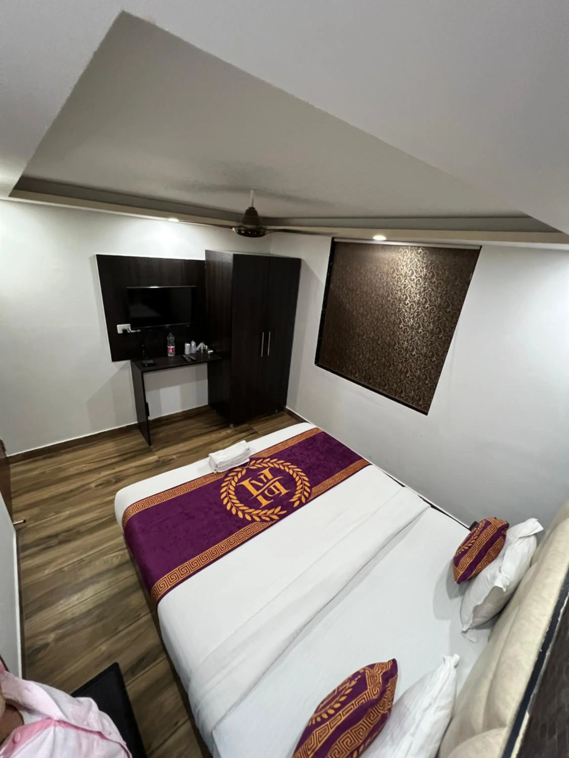 Bedroom, Bed in Hotel Royal Inn igi