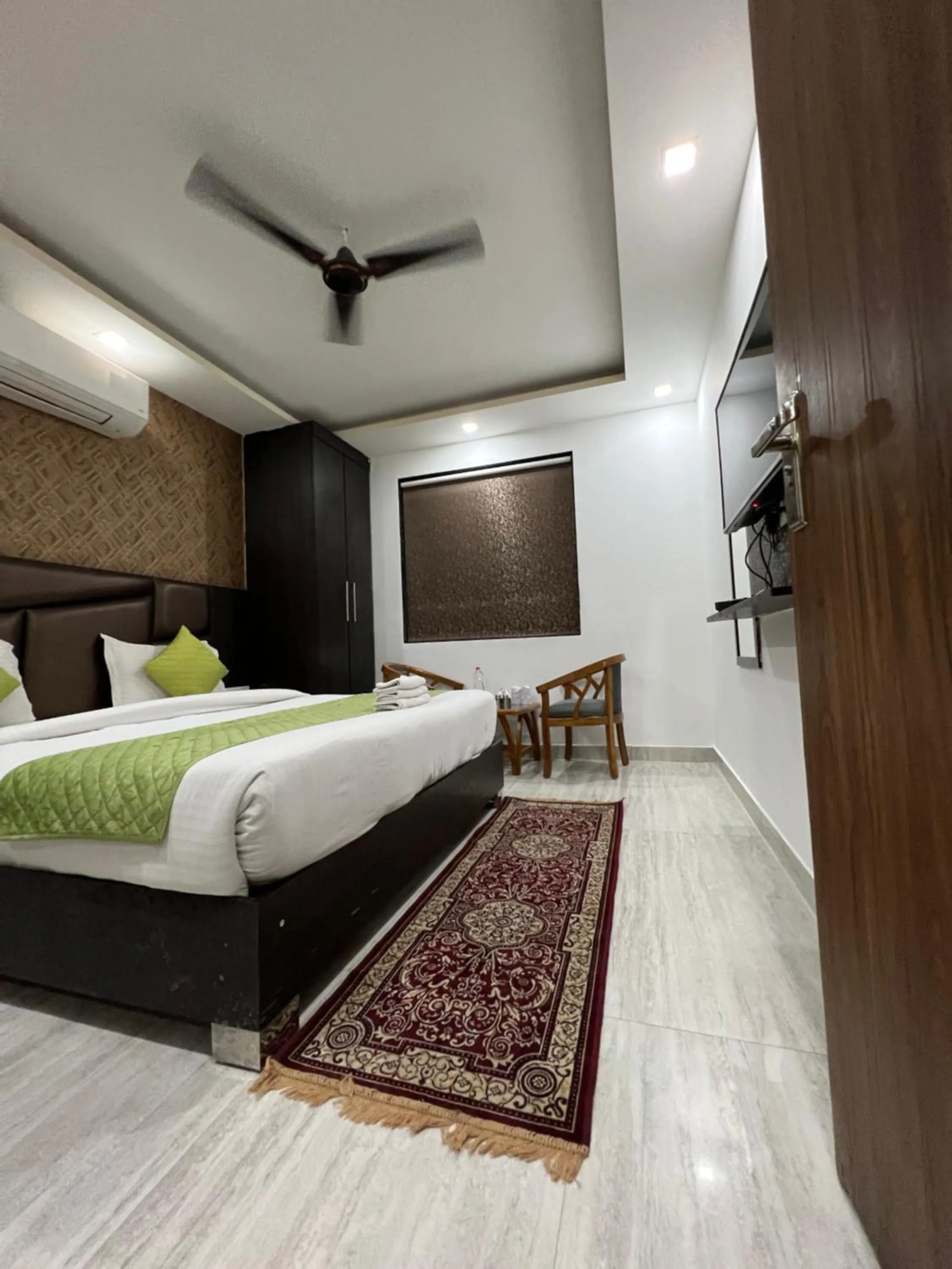 Bed in Hotel Royal Inn igi