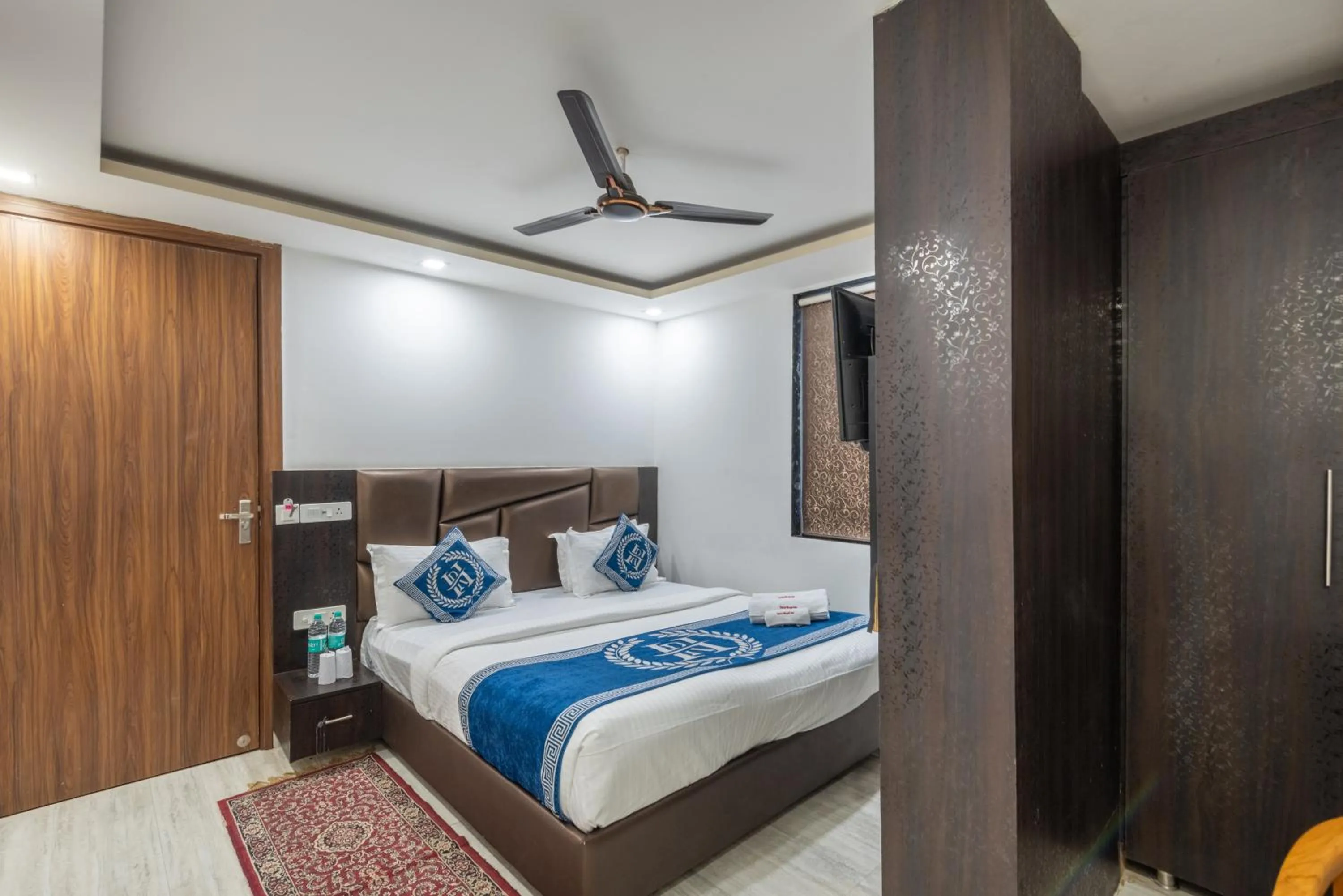 Bedroom, Bed in Hotel Royal Inn igi