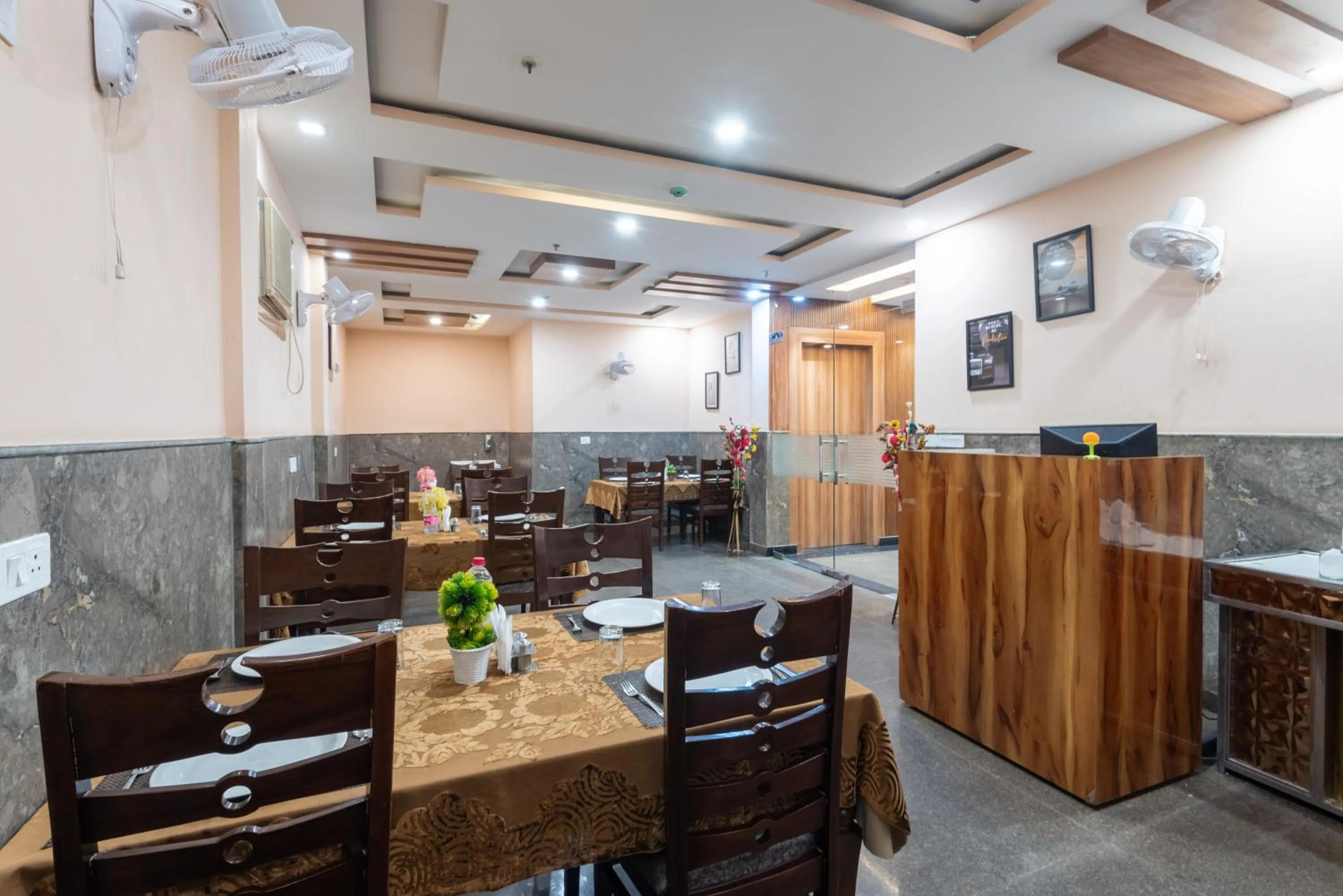 Restaurant/places to eat in Hotel Royal Inn igi