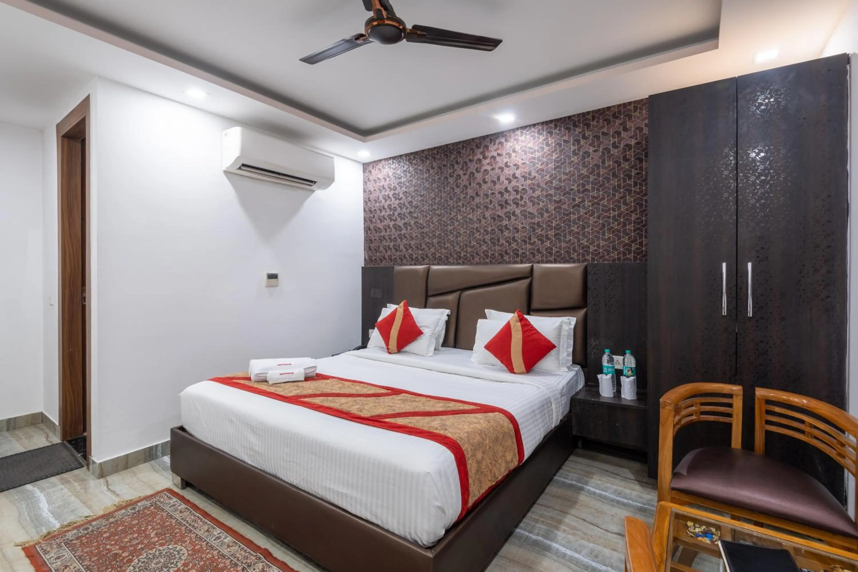 Bedroom, Bed in Hotel Royal Inn igi