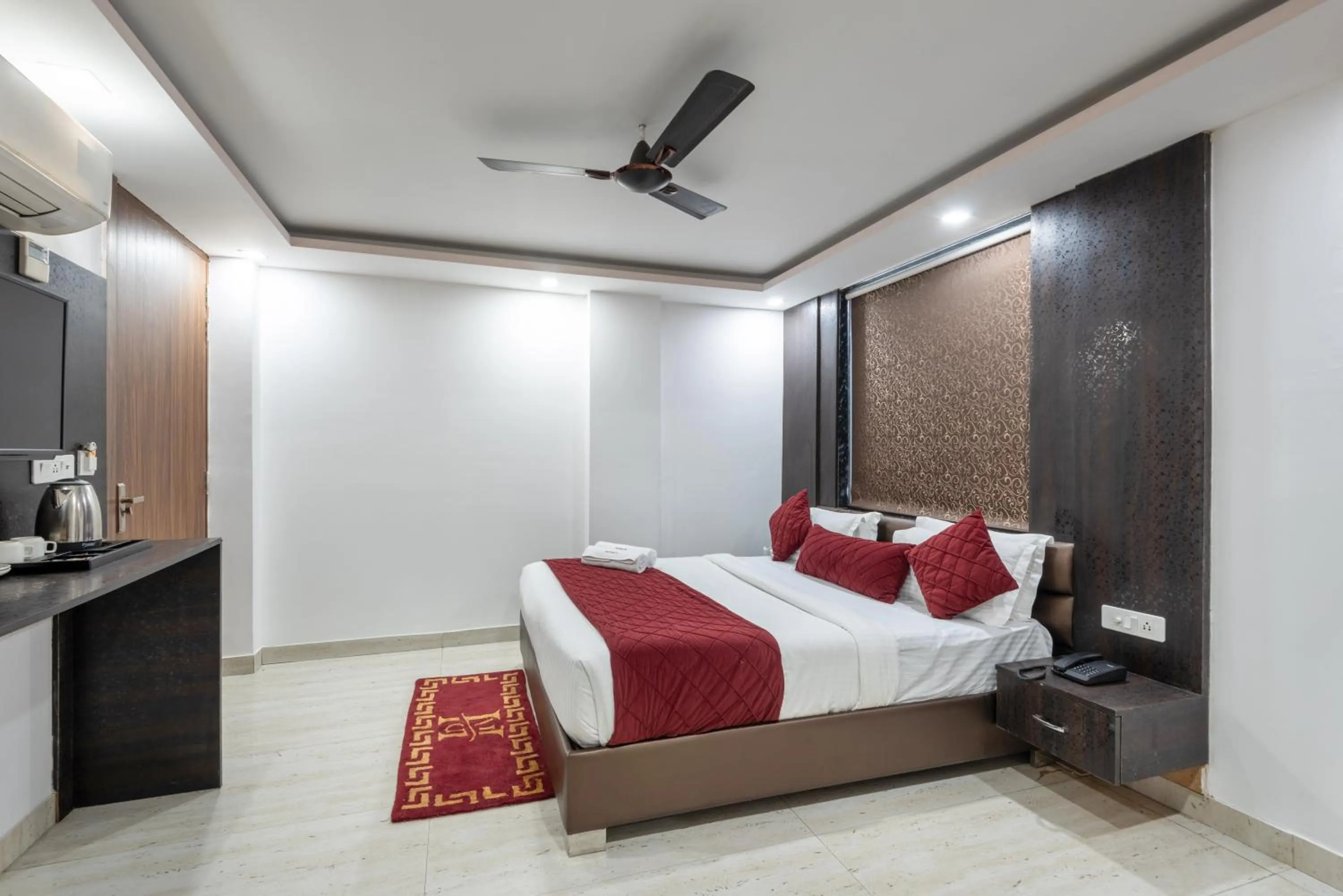 Bedroom, Bed in Hotel Royal Inn igi