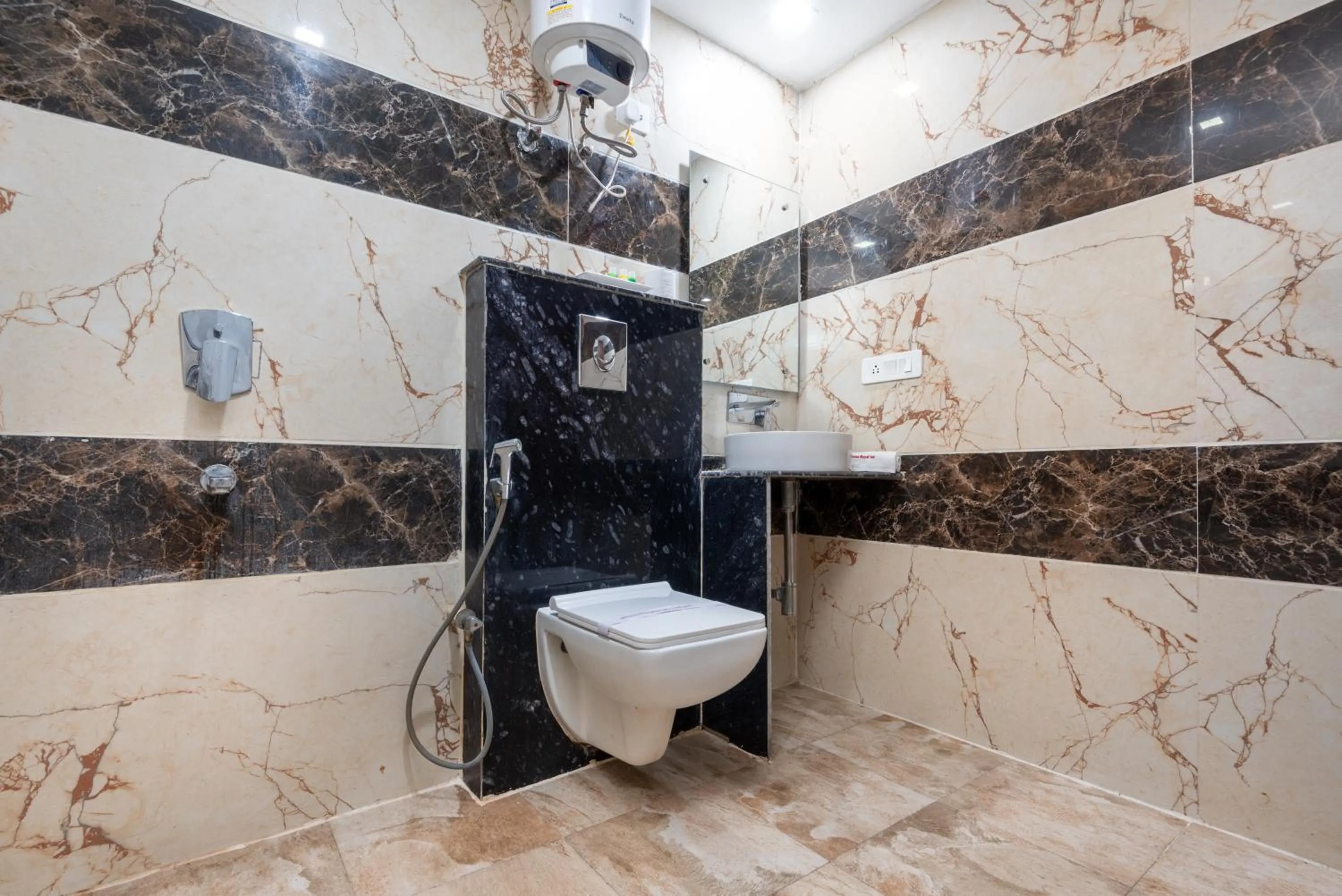 Bathroom in Hotel Royal Inn igi