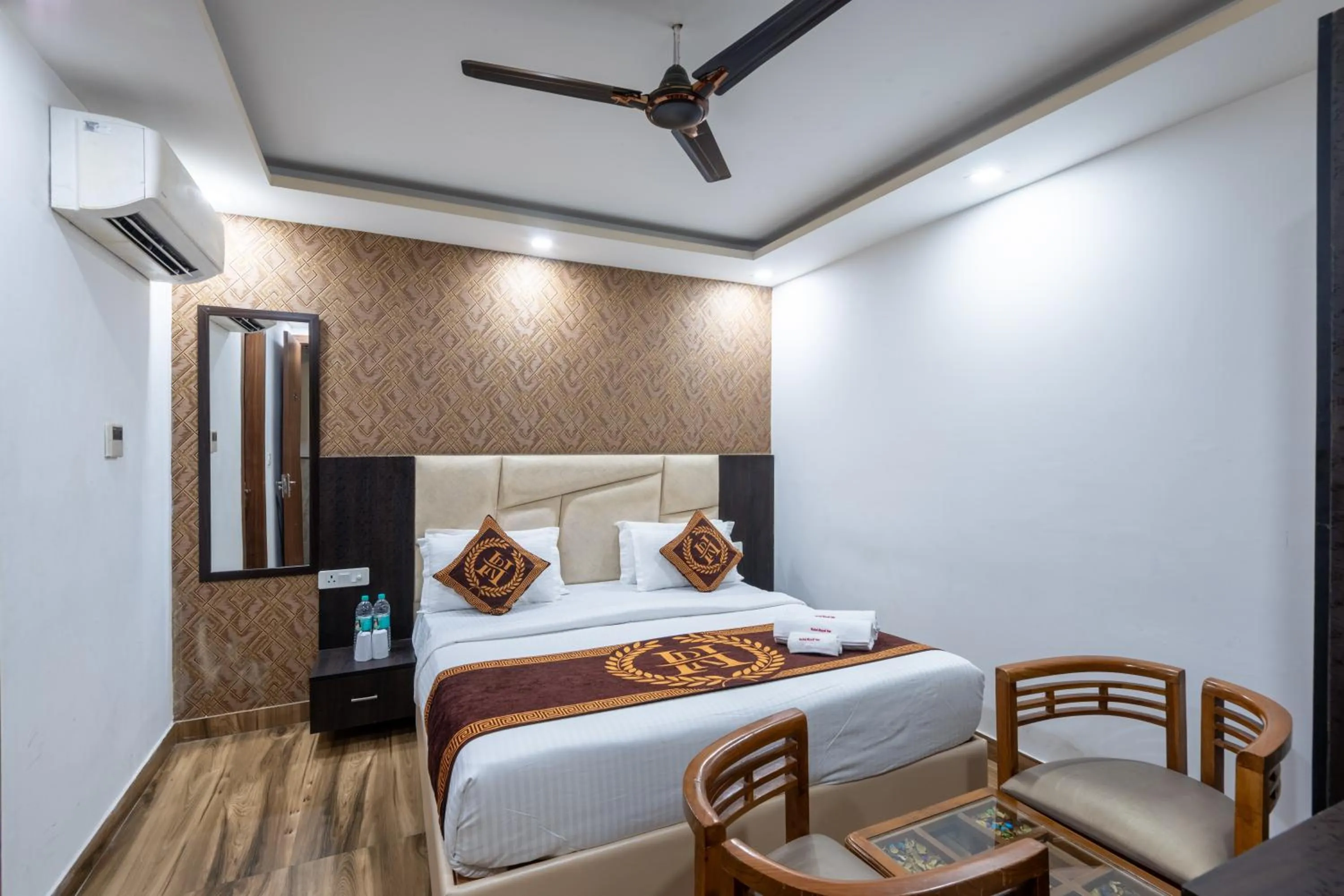 Bedroom, Bed in Hotel Royal Inn igi