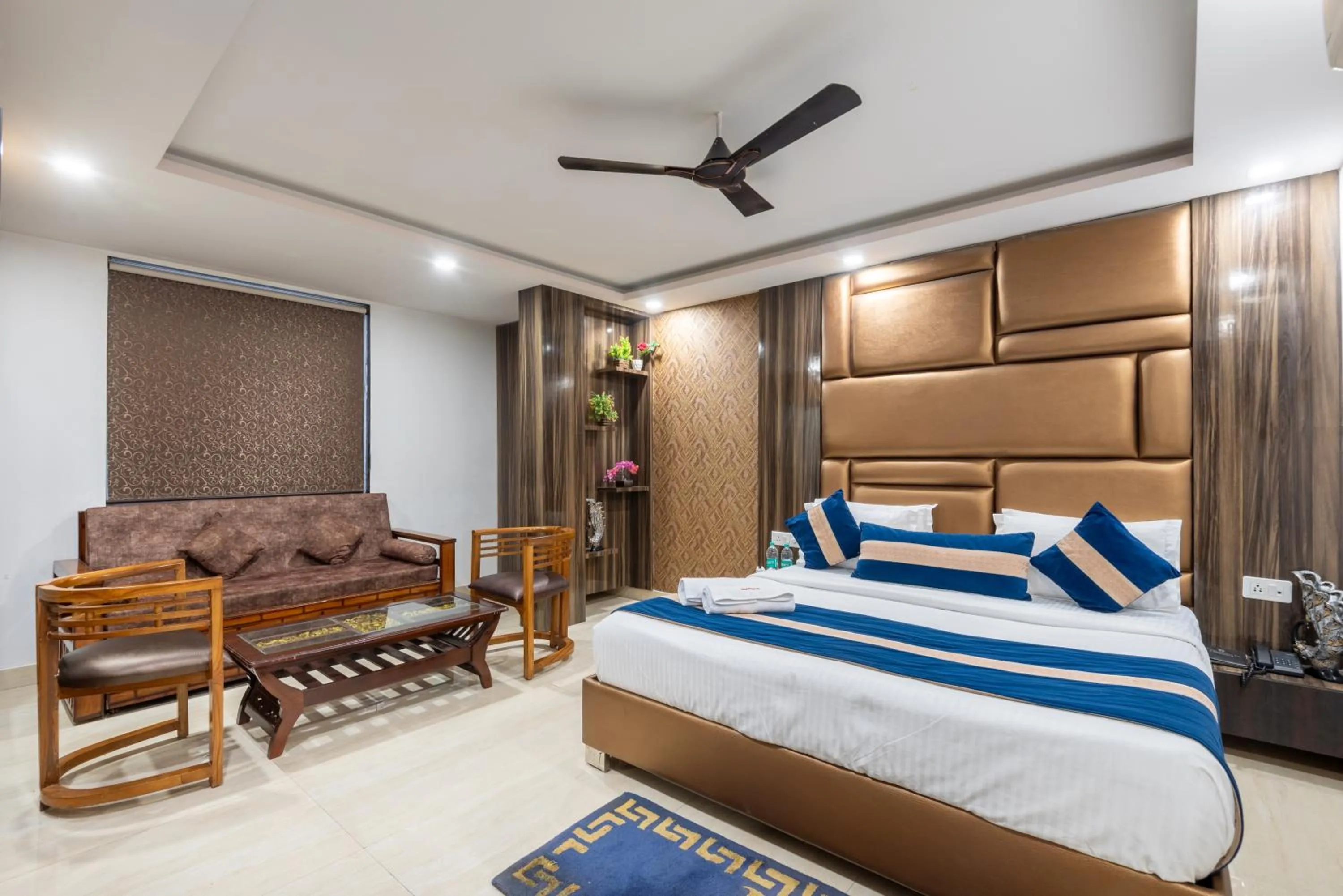 View (from property/room), Bed in Hotel Royal Inn igi