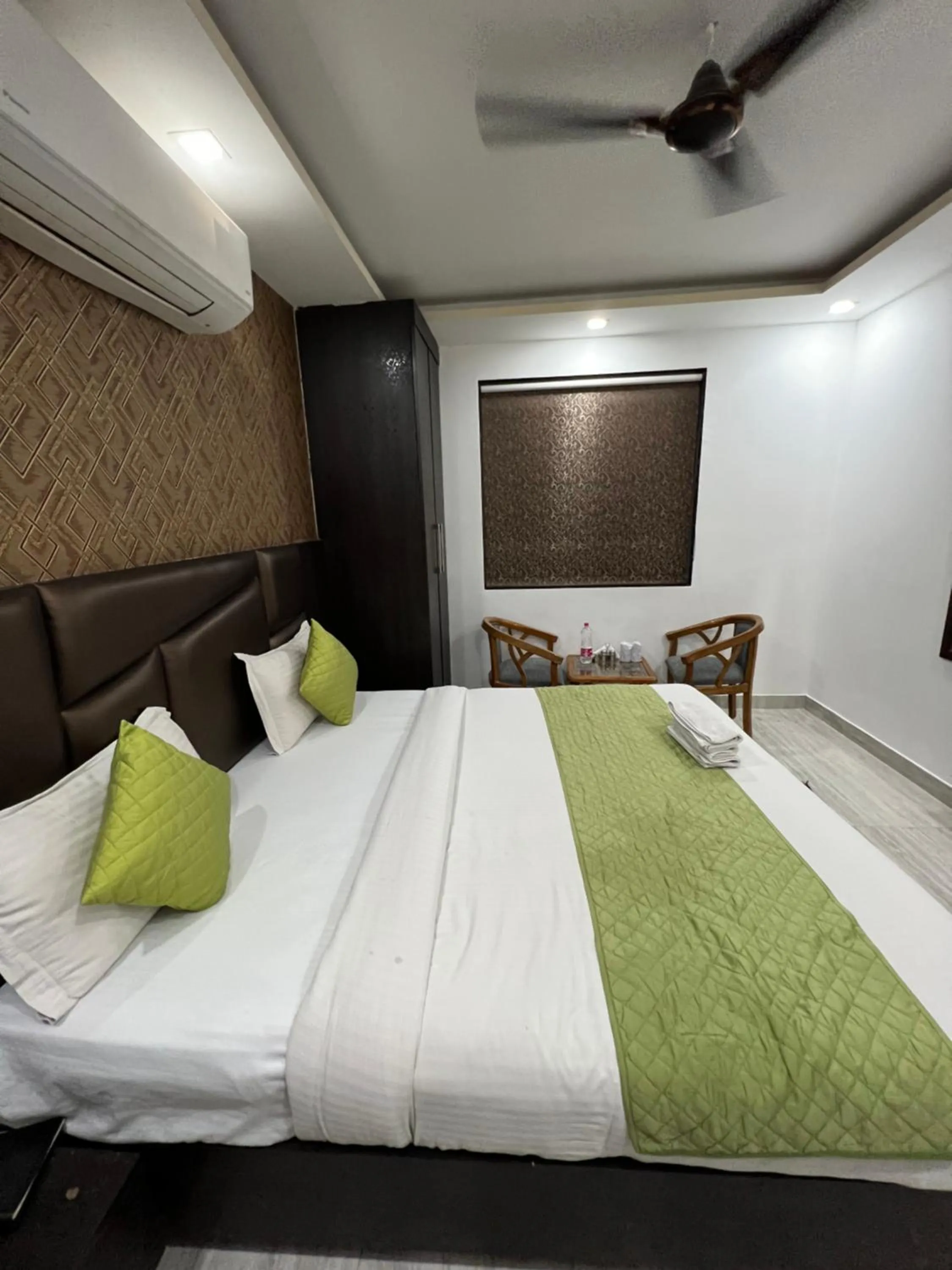 Bedroom, Bed in Hotel Royal Inn igi