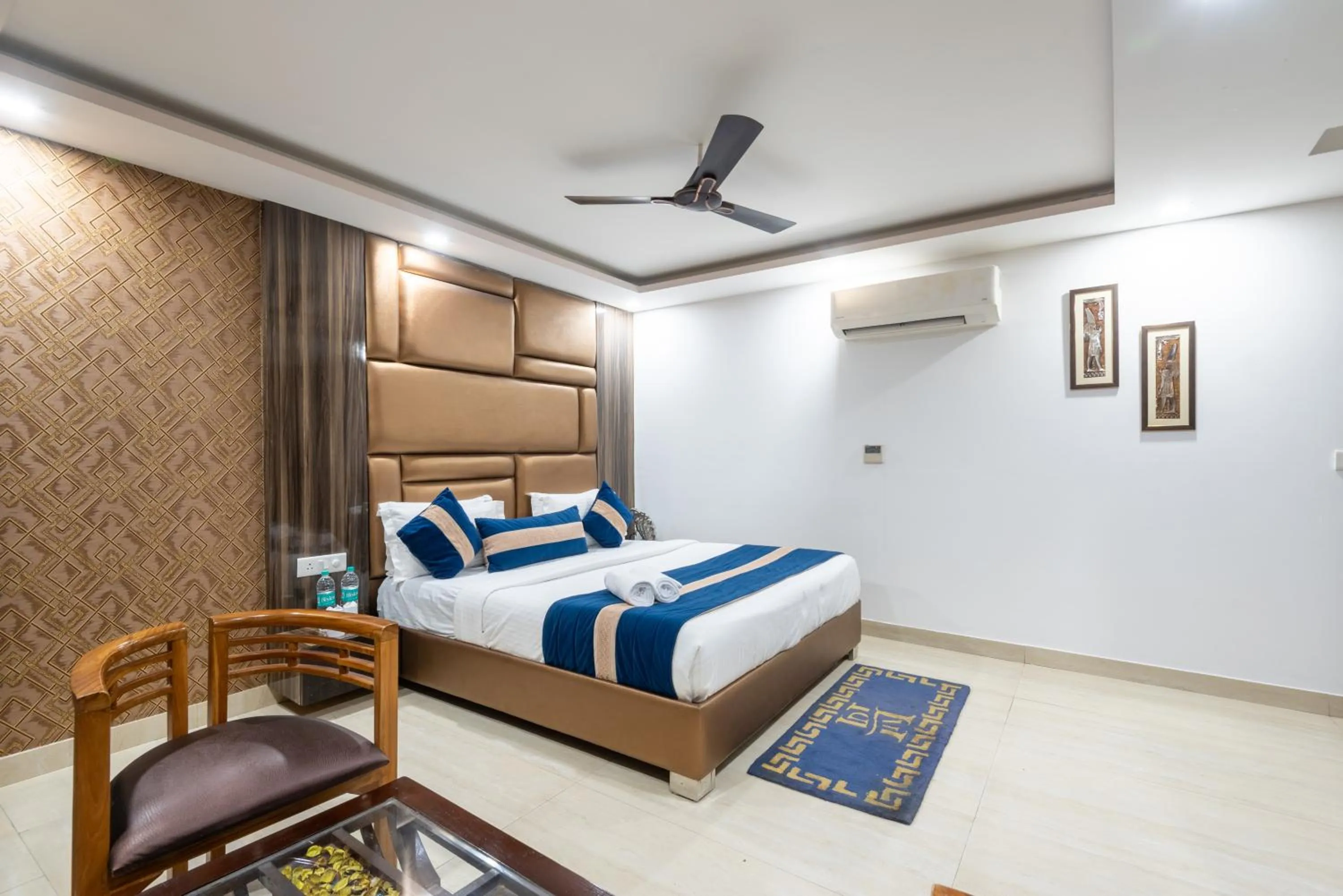 Bedroom, Bed in Hotel Royal Inn igi