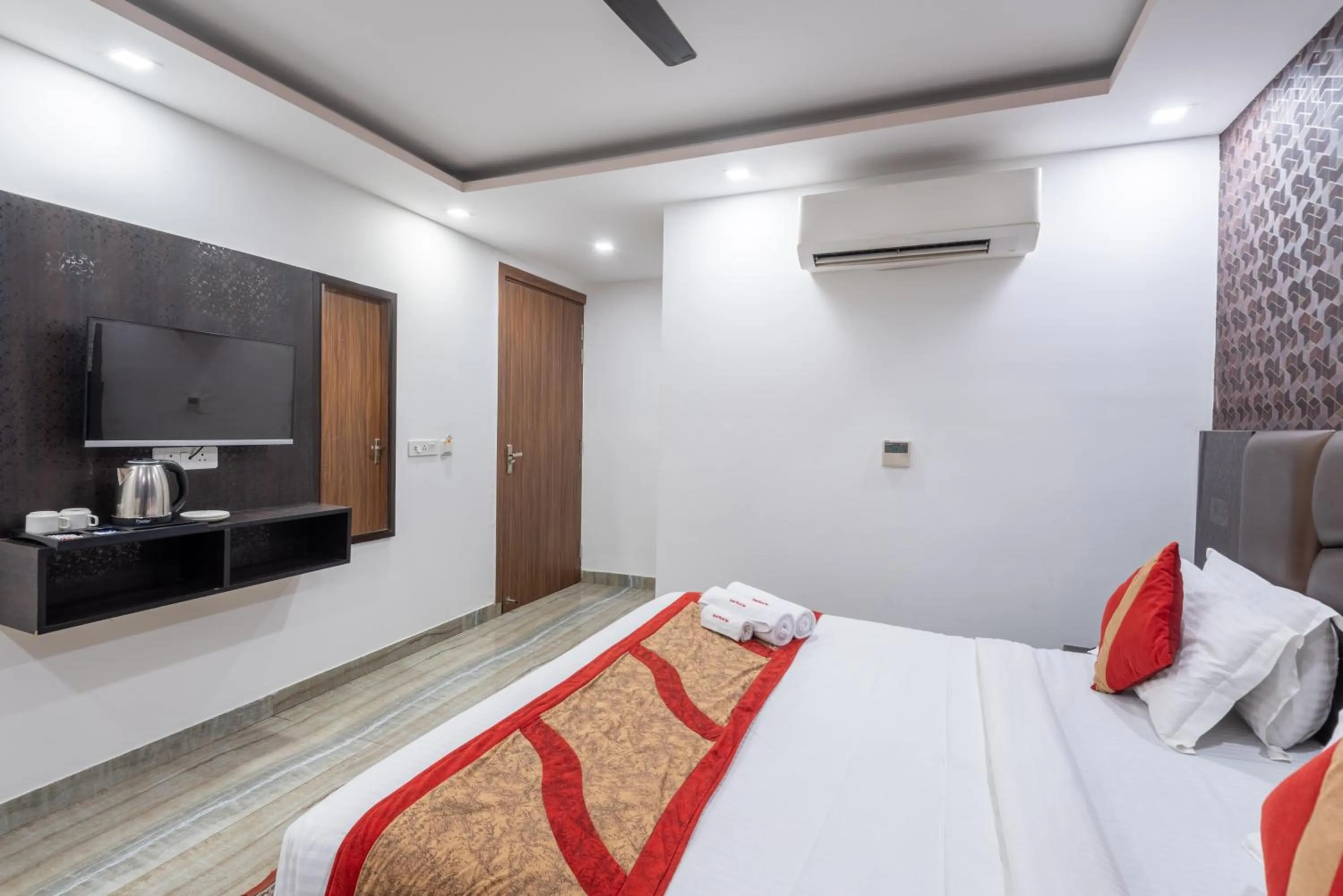 Bedroom, Bed in Hotel Royal Inn igi