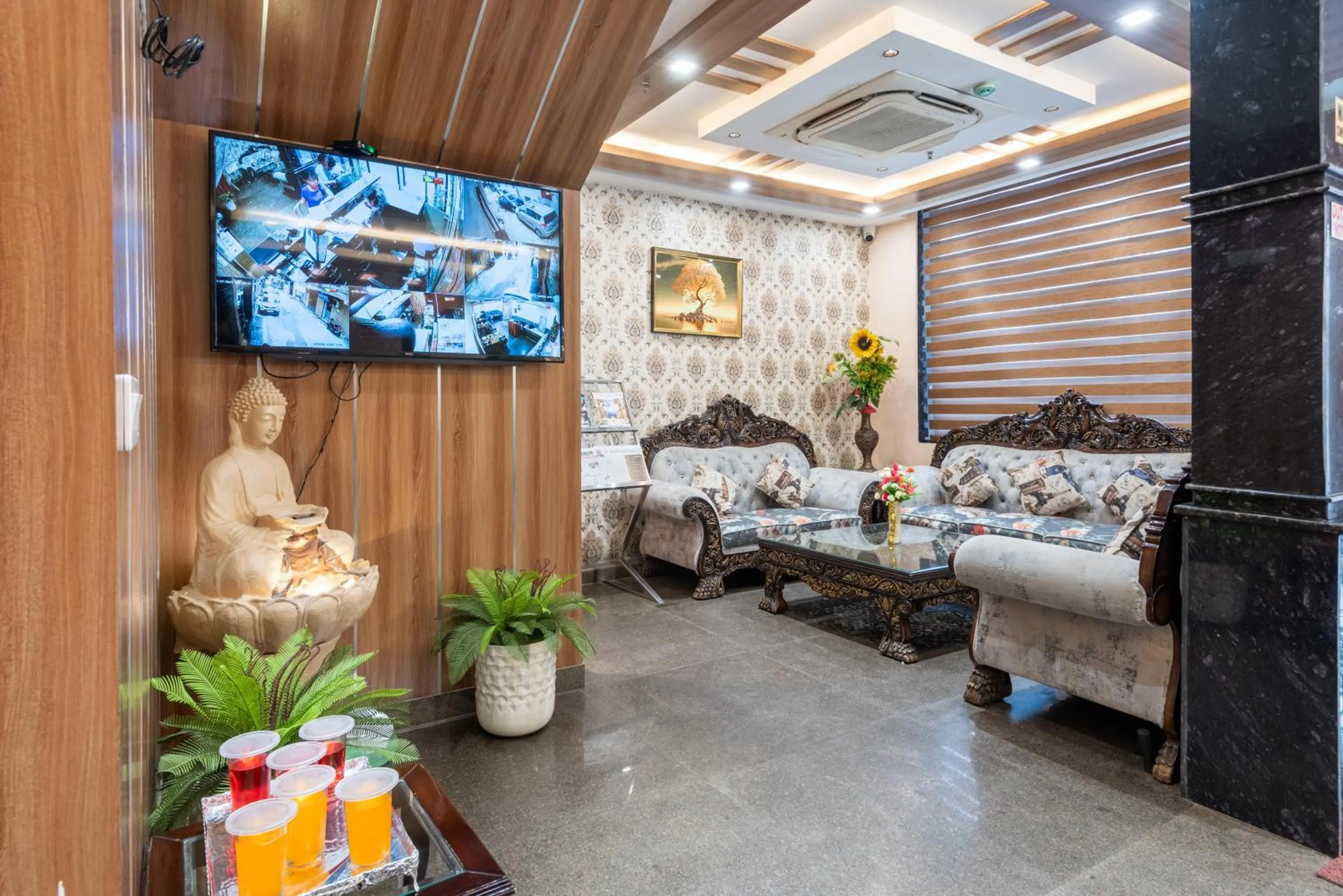 Living room, Bed in Hotel Royal Inn igi