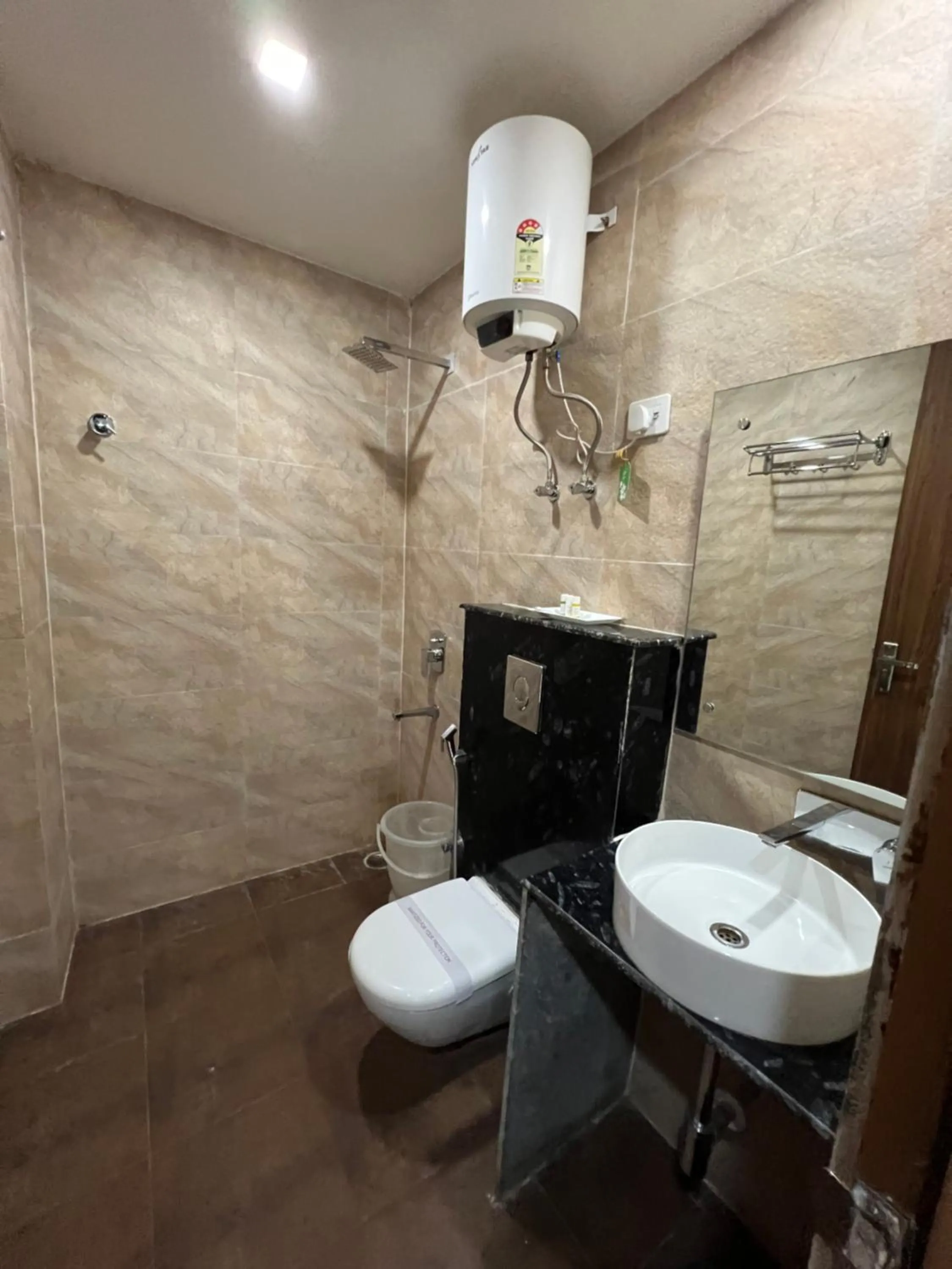 Toilet in Hotel Royal Inn igi