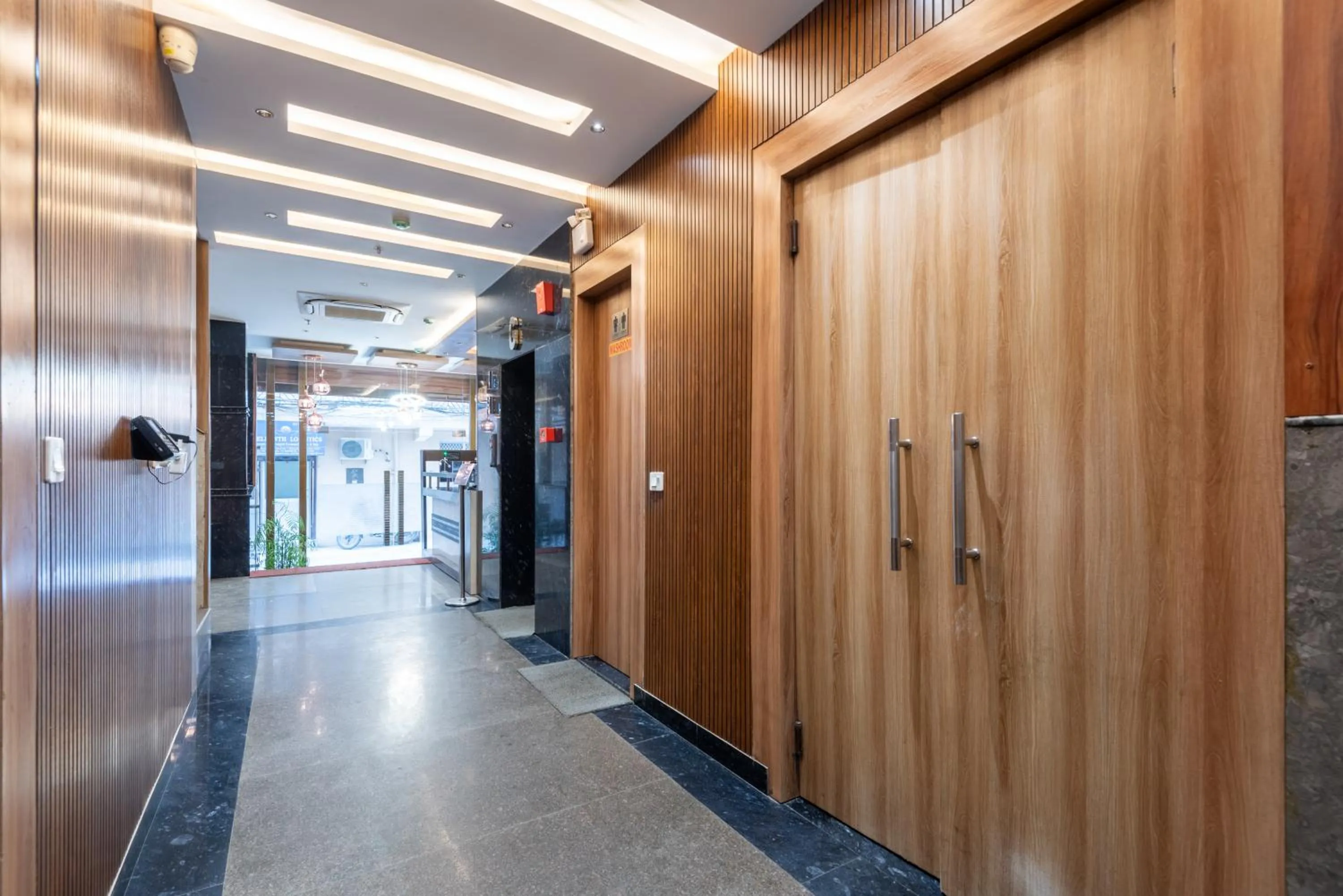 elevator in Hotel Royal Inn igi