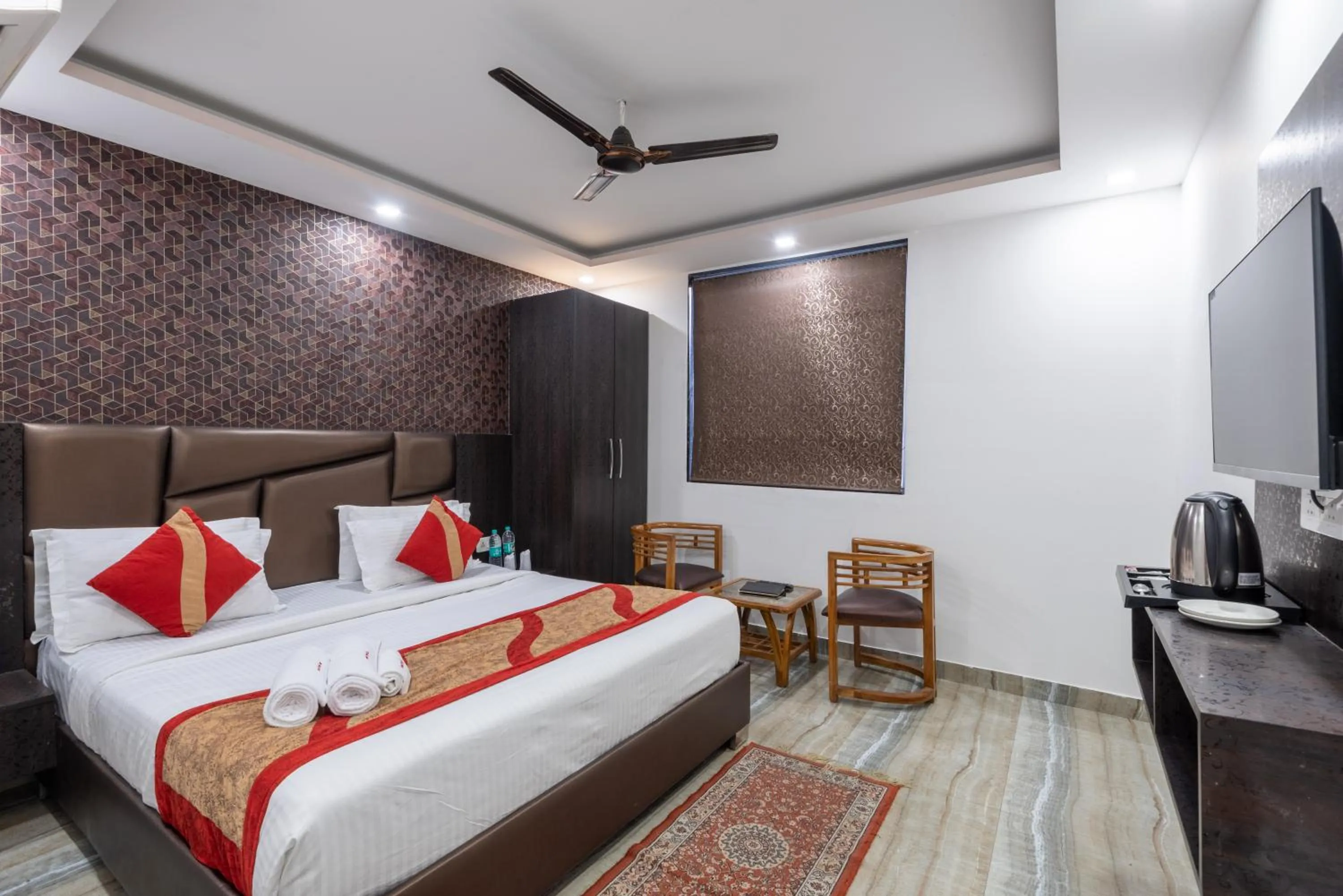 Bedroom, Bed in Hotel Royal Inn igi