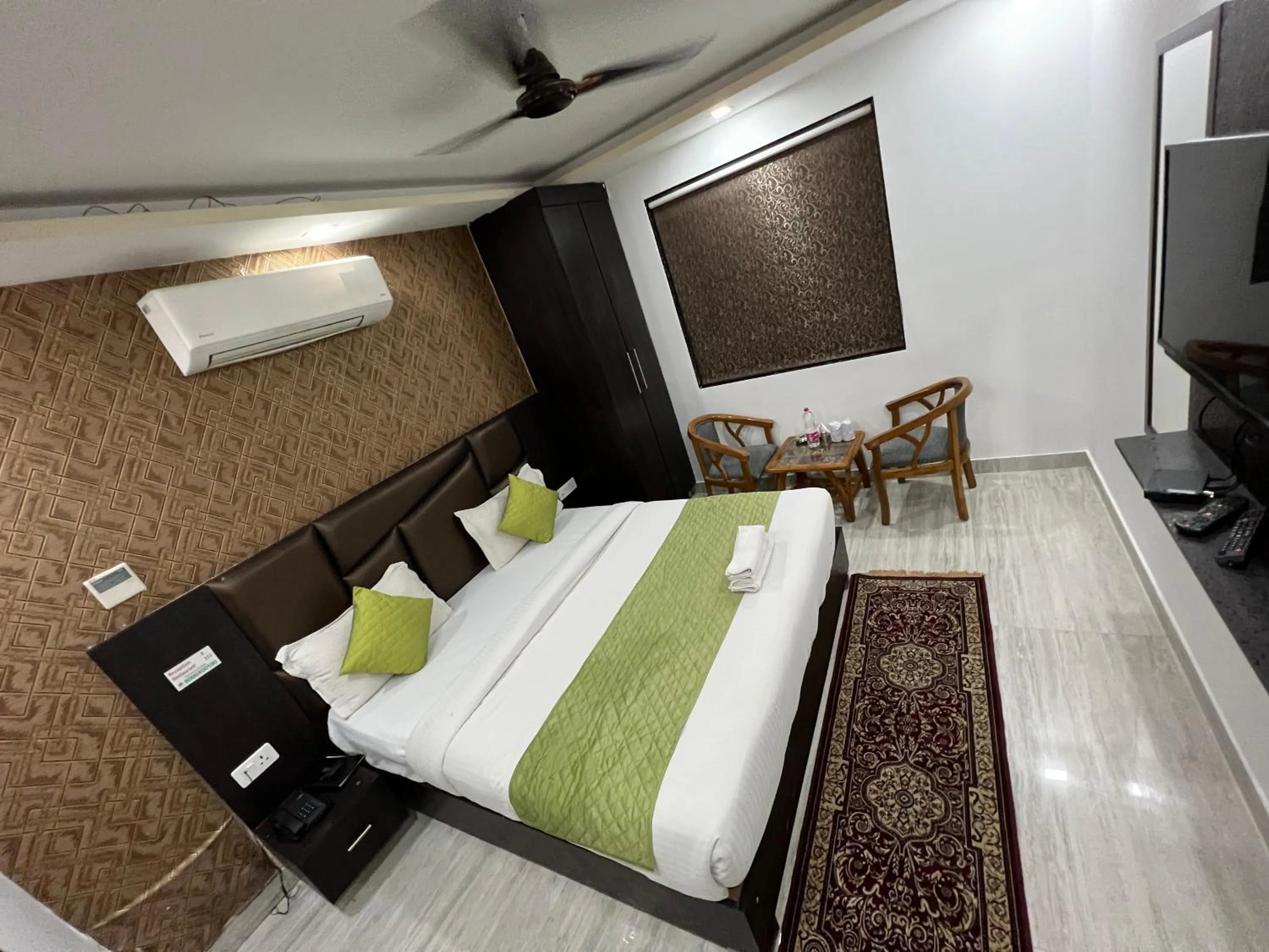 Bed in Hotel Royal Inn igi