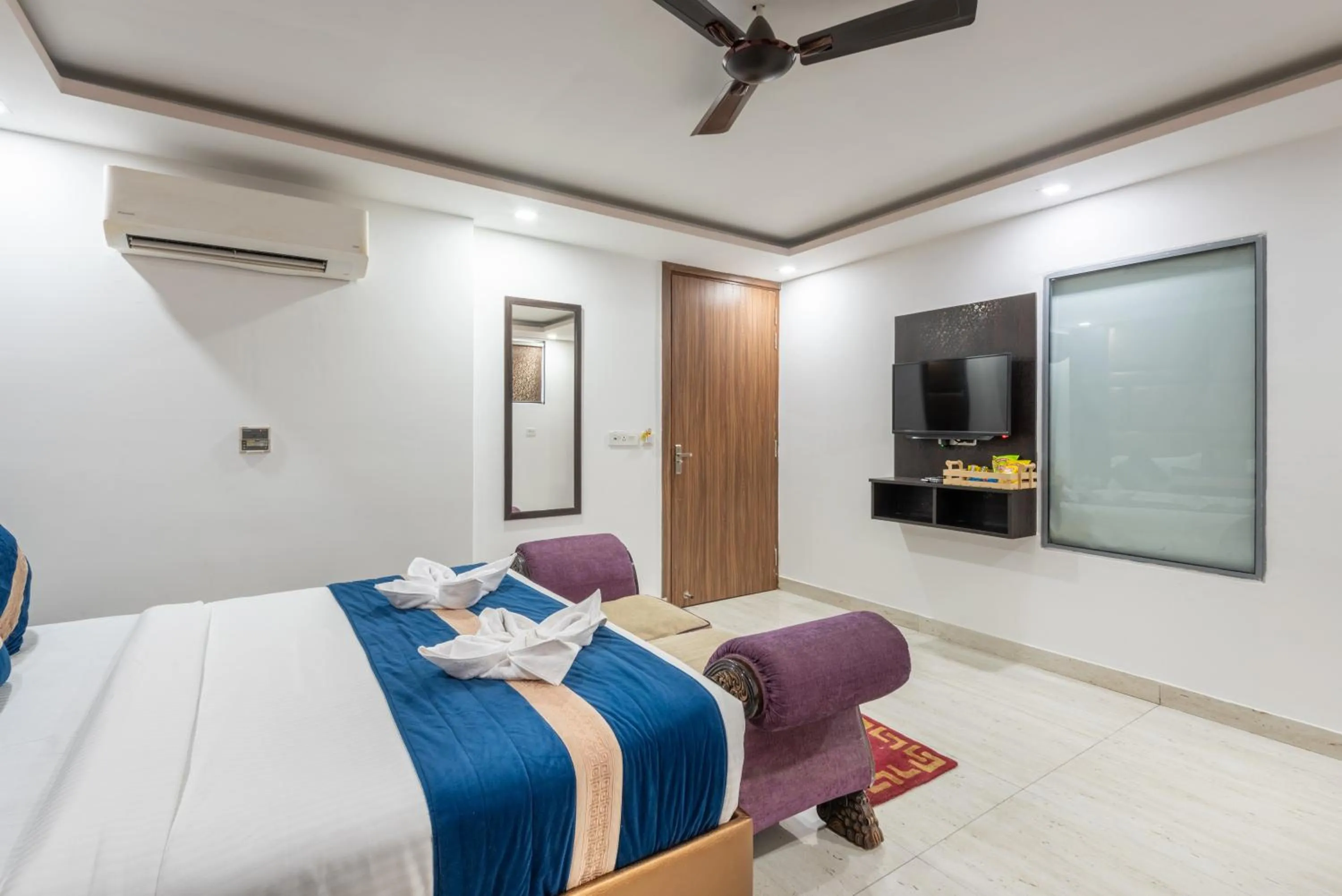 Bed in Hotel Royal Inn igi