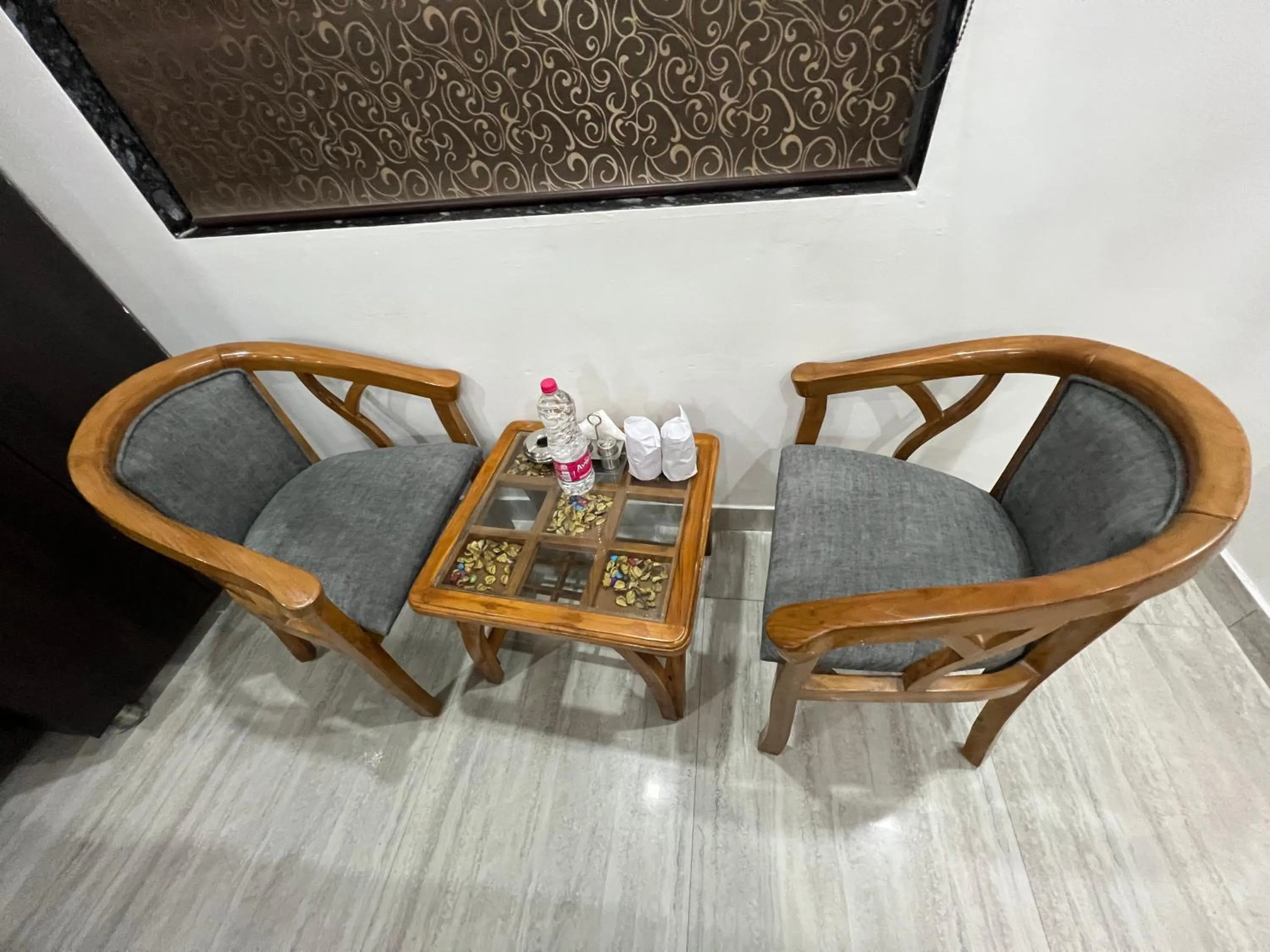 Seating area in Hotel Royal Inn igi