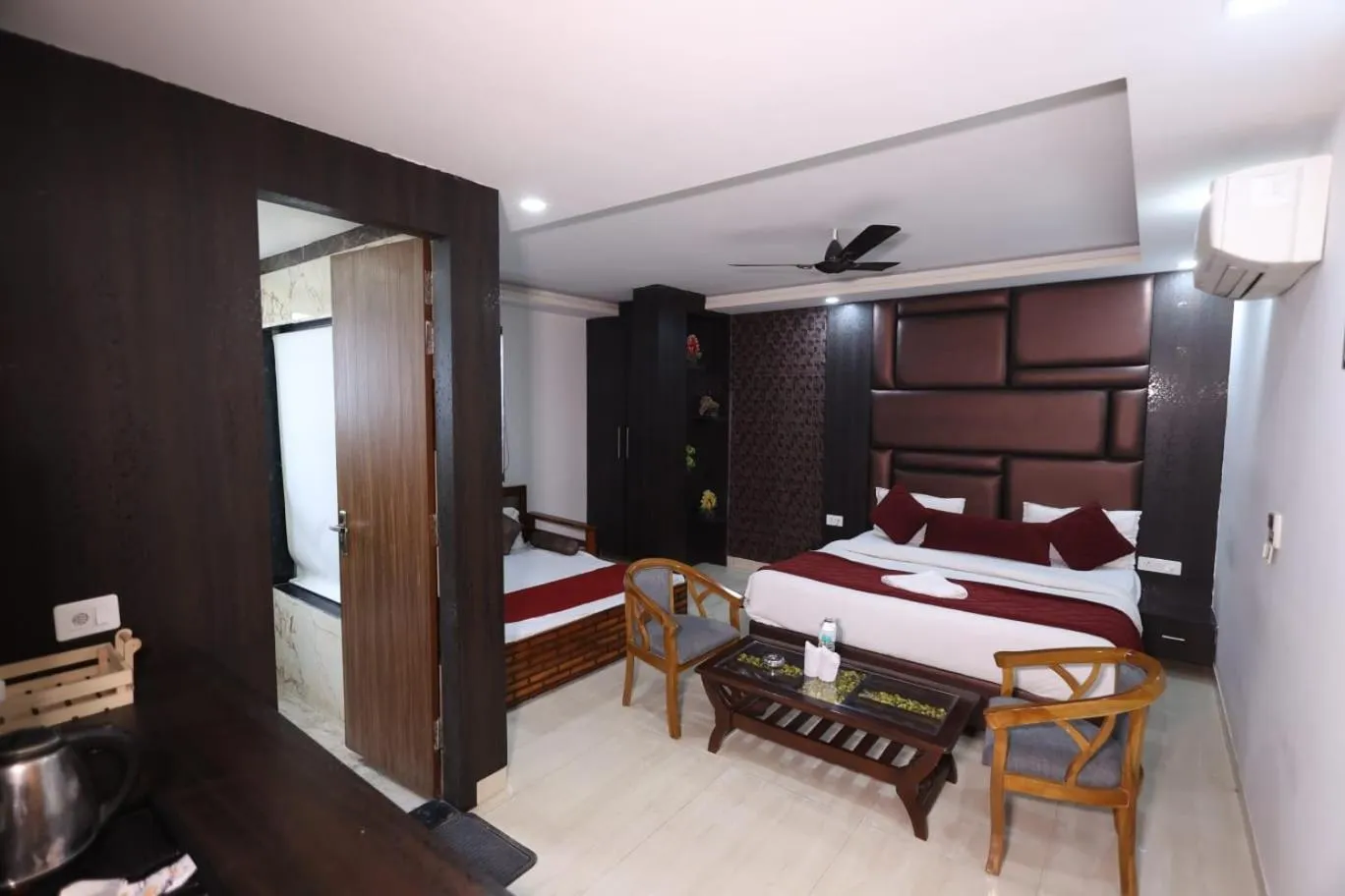 Bedroom, Bed in Hotel Royal Inn igi