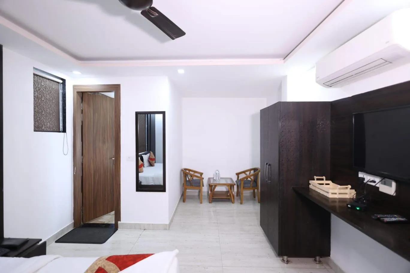 Communal lounge/ TV room in Hotel Royal Inn igi