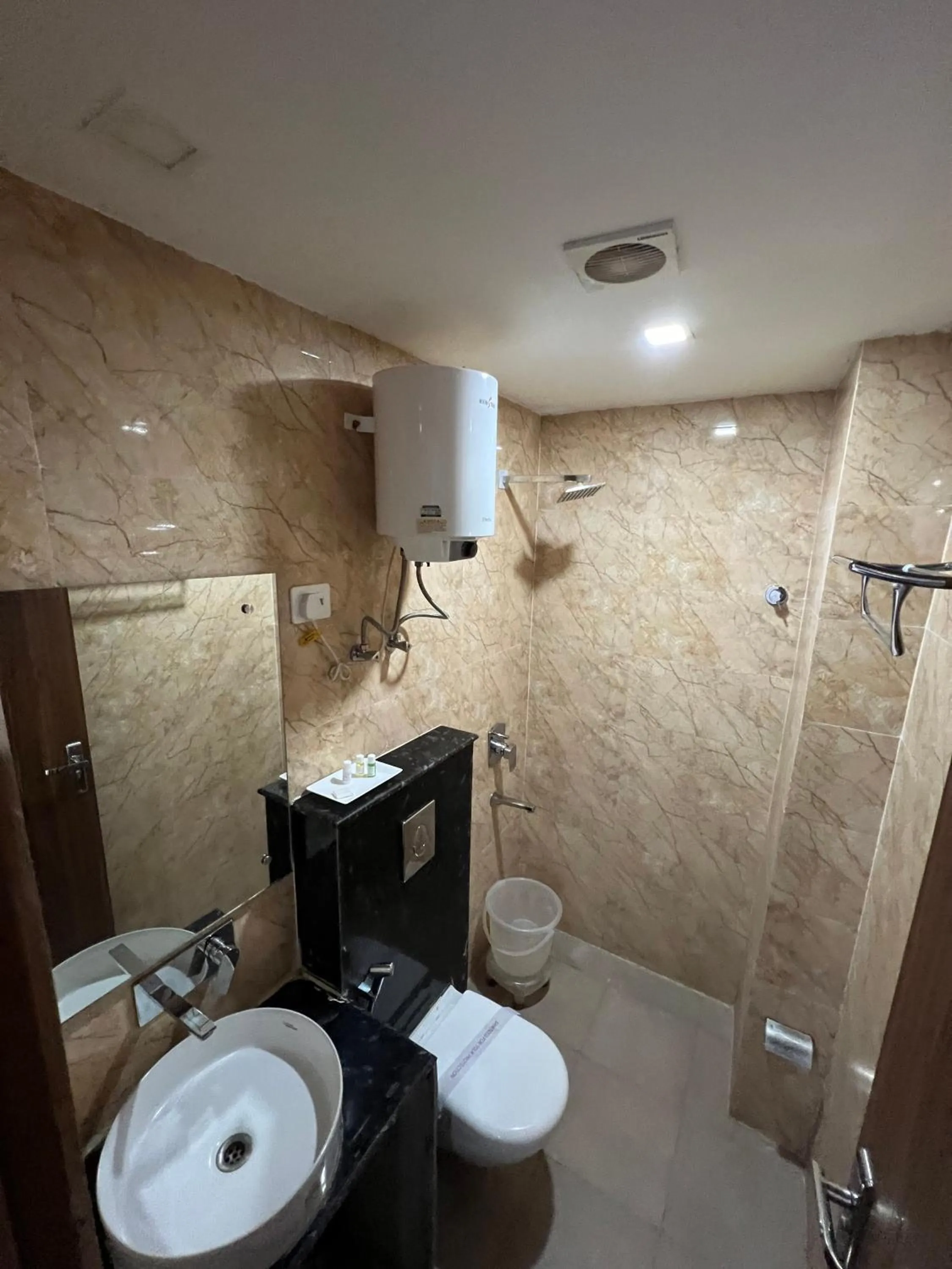 Toilet in Hotel Royal Inn igi