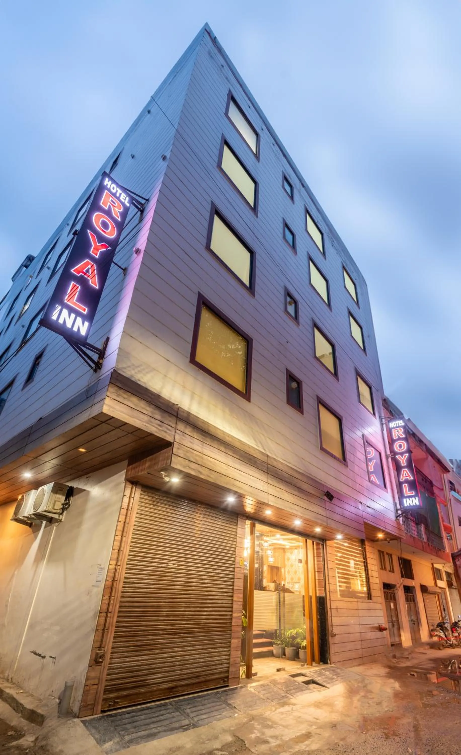 Property building in Hotel Royal Inn igi