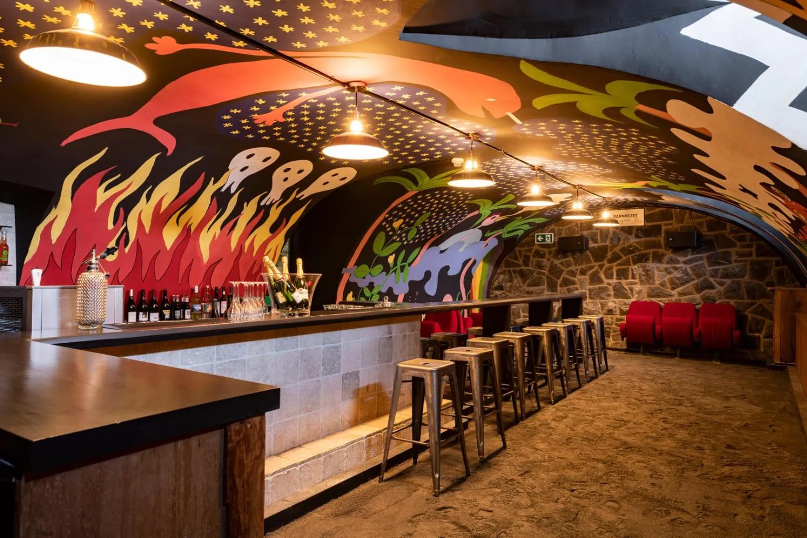 Lounge or bar in Peanut Mountain Lodge & Le Communal