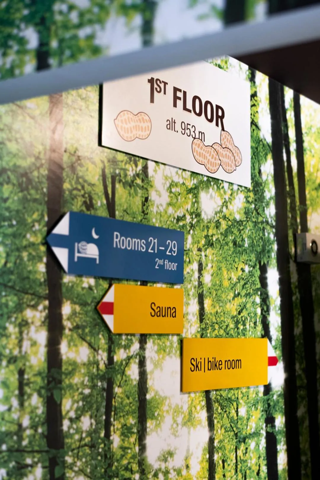 Decorative detail in Peanut Mountain Lodge & Le Communal