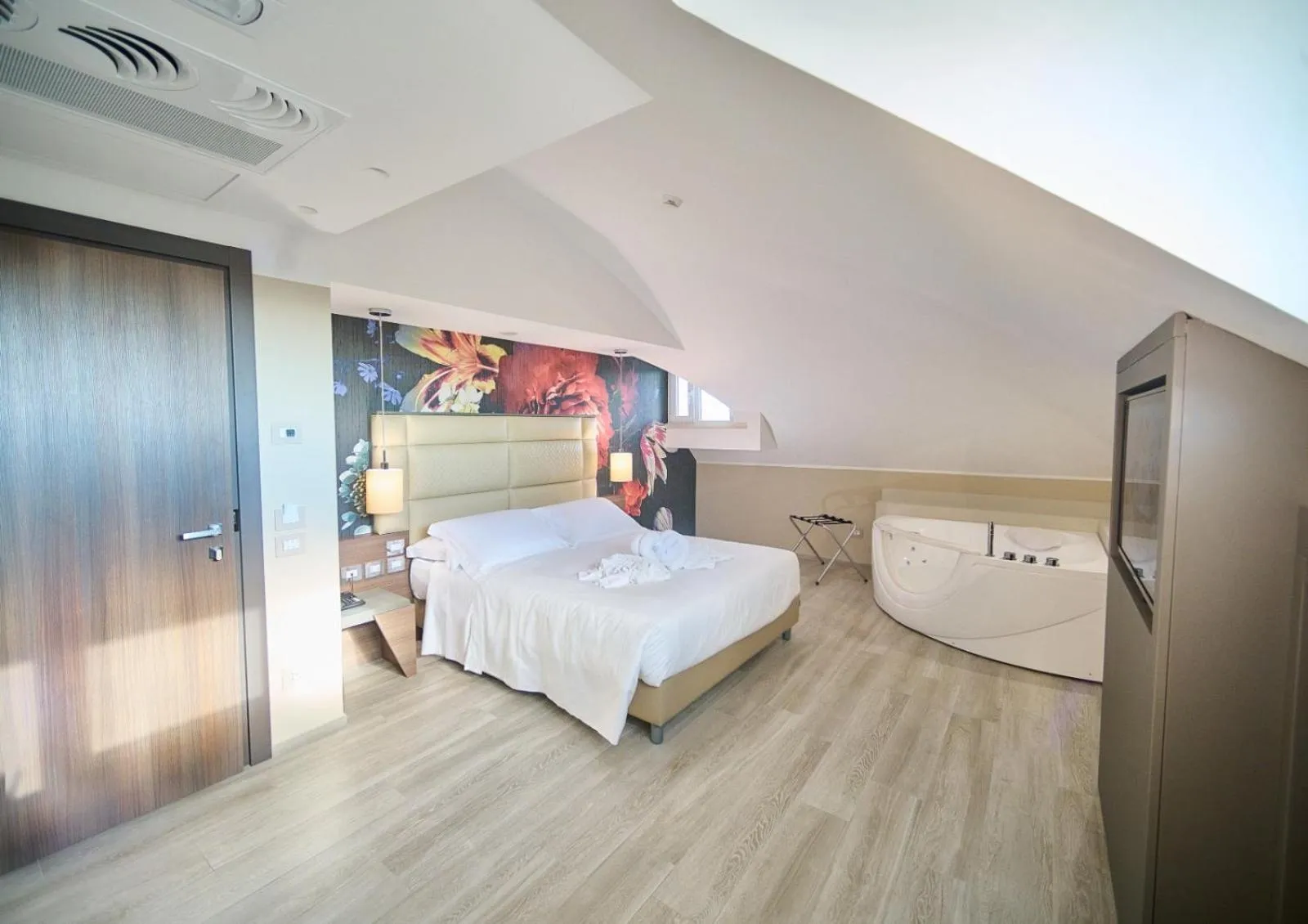 Hot Tub, Bed in PARK HOTEL LE DUNE DI GIOVINO