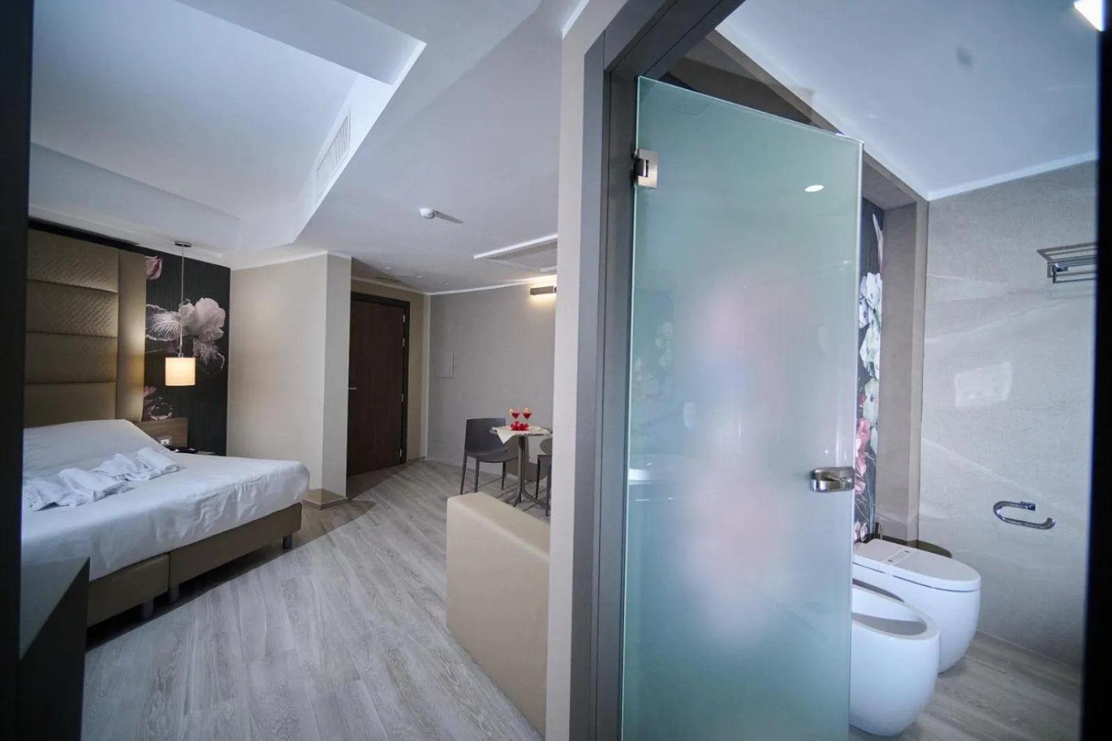 Shower, Bed in PARK HOTEL LE DUNE DI GIOVINO