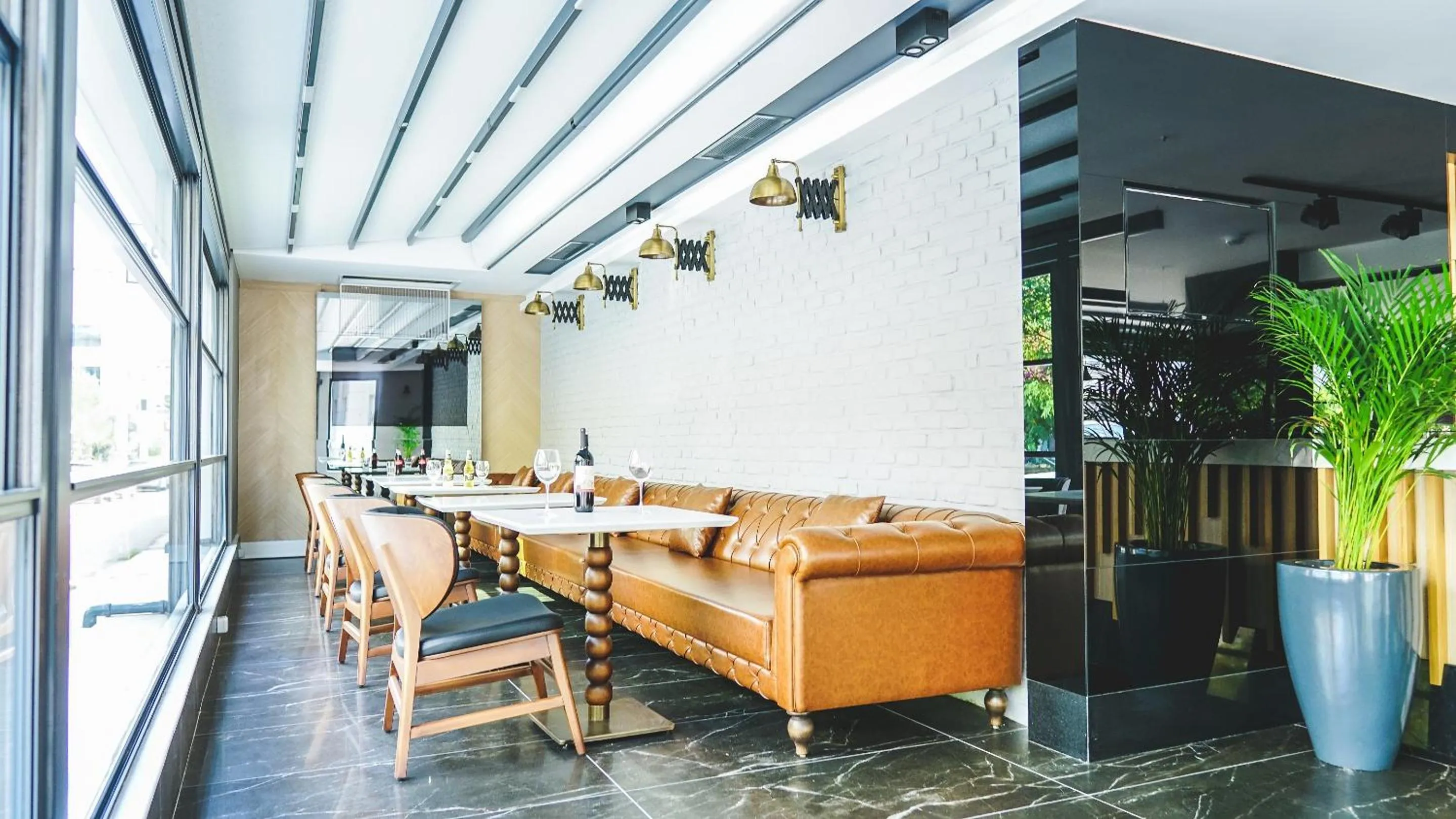 Communal lounge/ TV room in Ni Hotel Lara