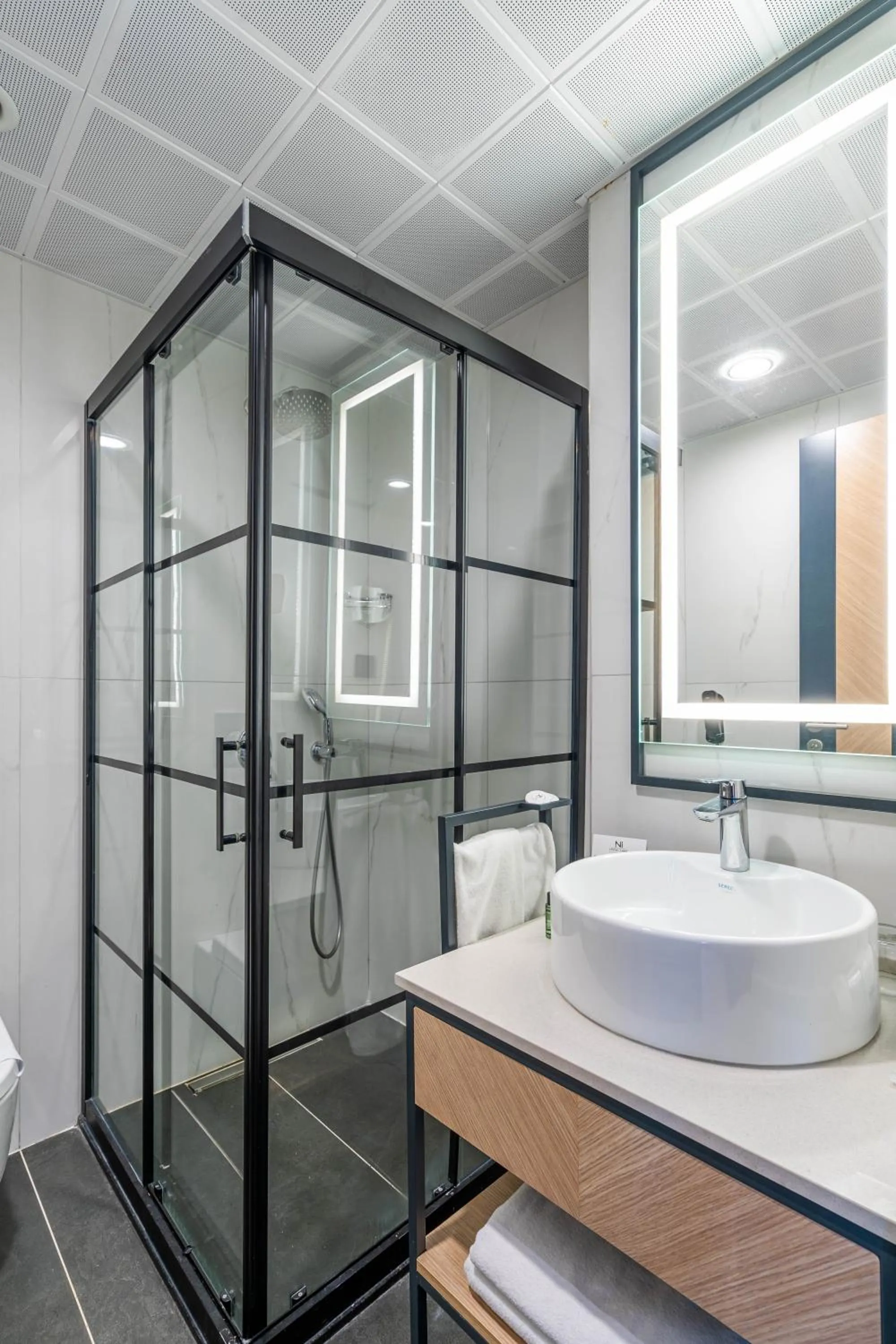 Shower in Ni Hotel Lara