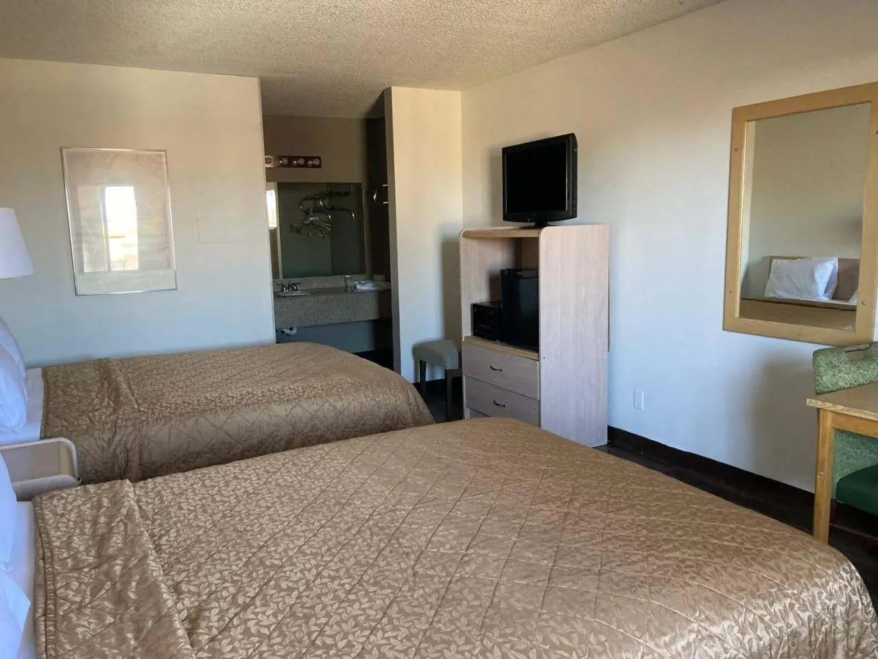 Photo of the whole room in Tree Inn & Suites Albuquerque
