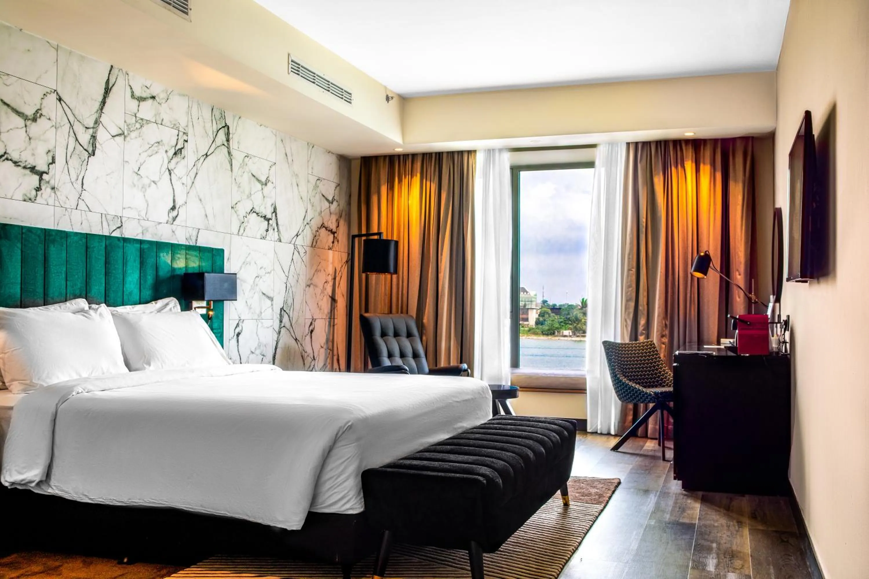 Bedroom, Bed in Radisson Blu Anchorage Hotel