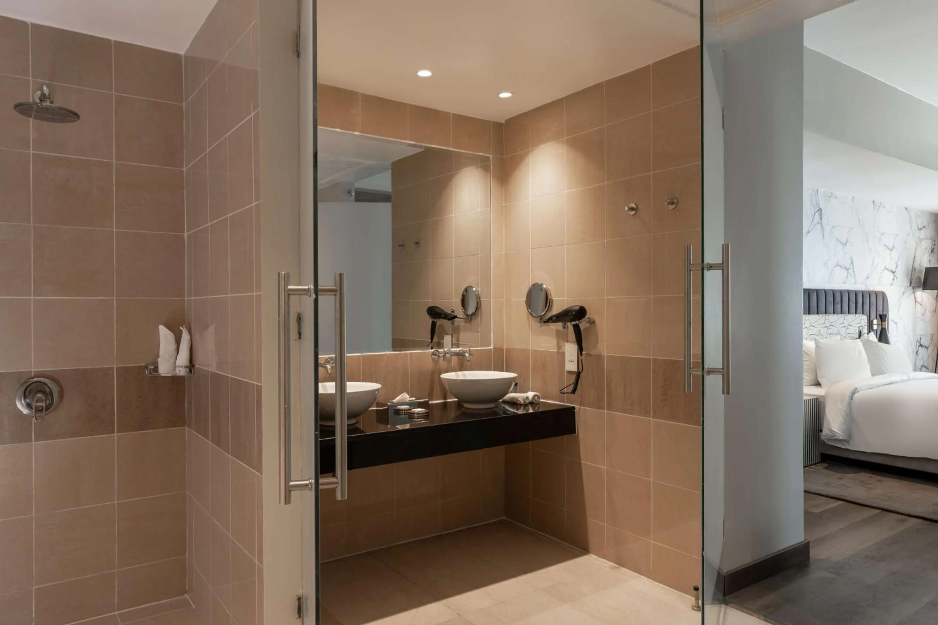 Bathroom, Bed in Radisson Blu Anchorage Hotel