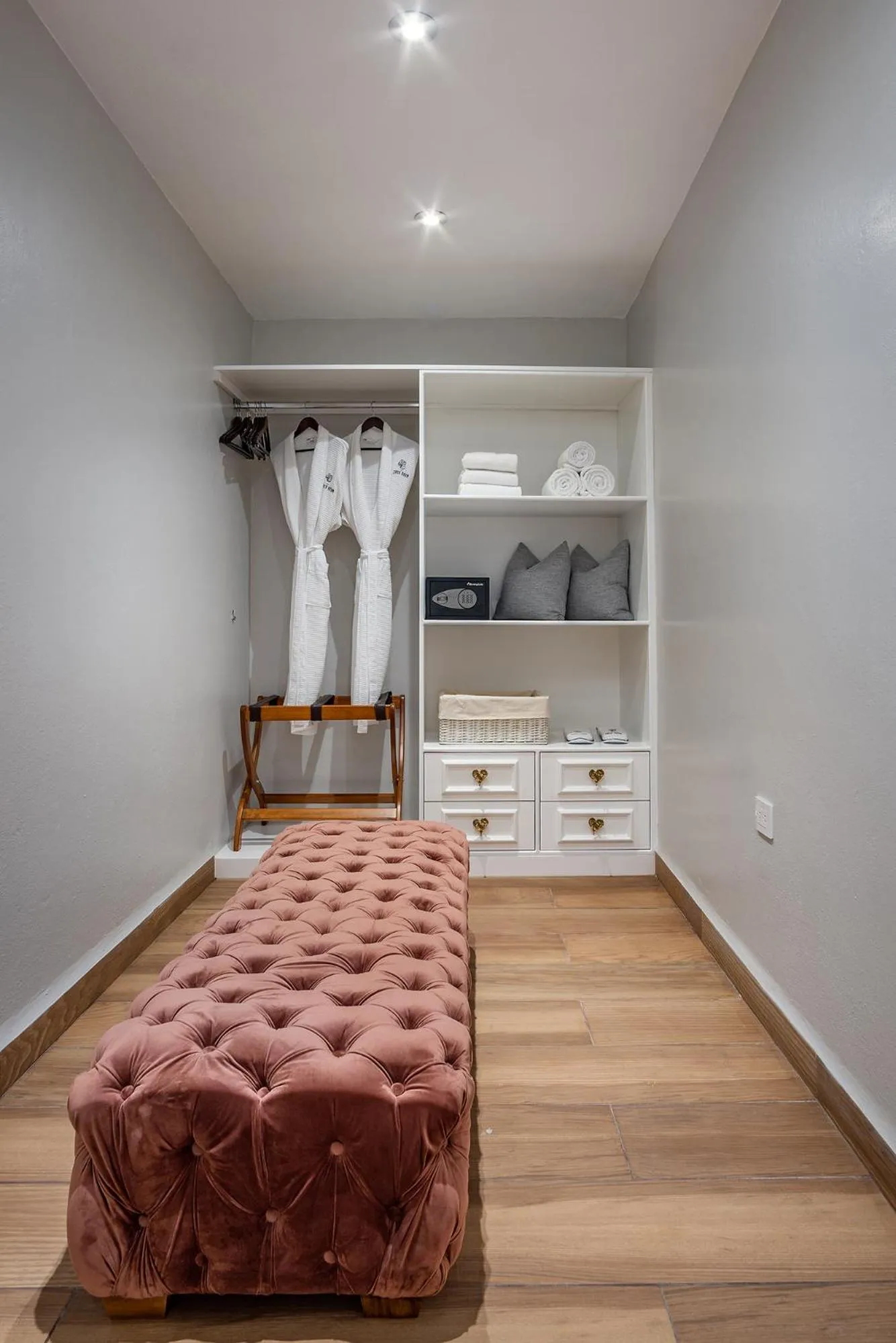 wardrobe, Bed in Hotel Casa Arum