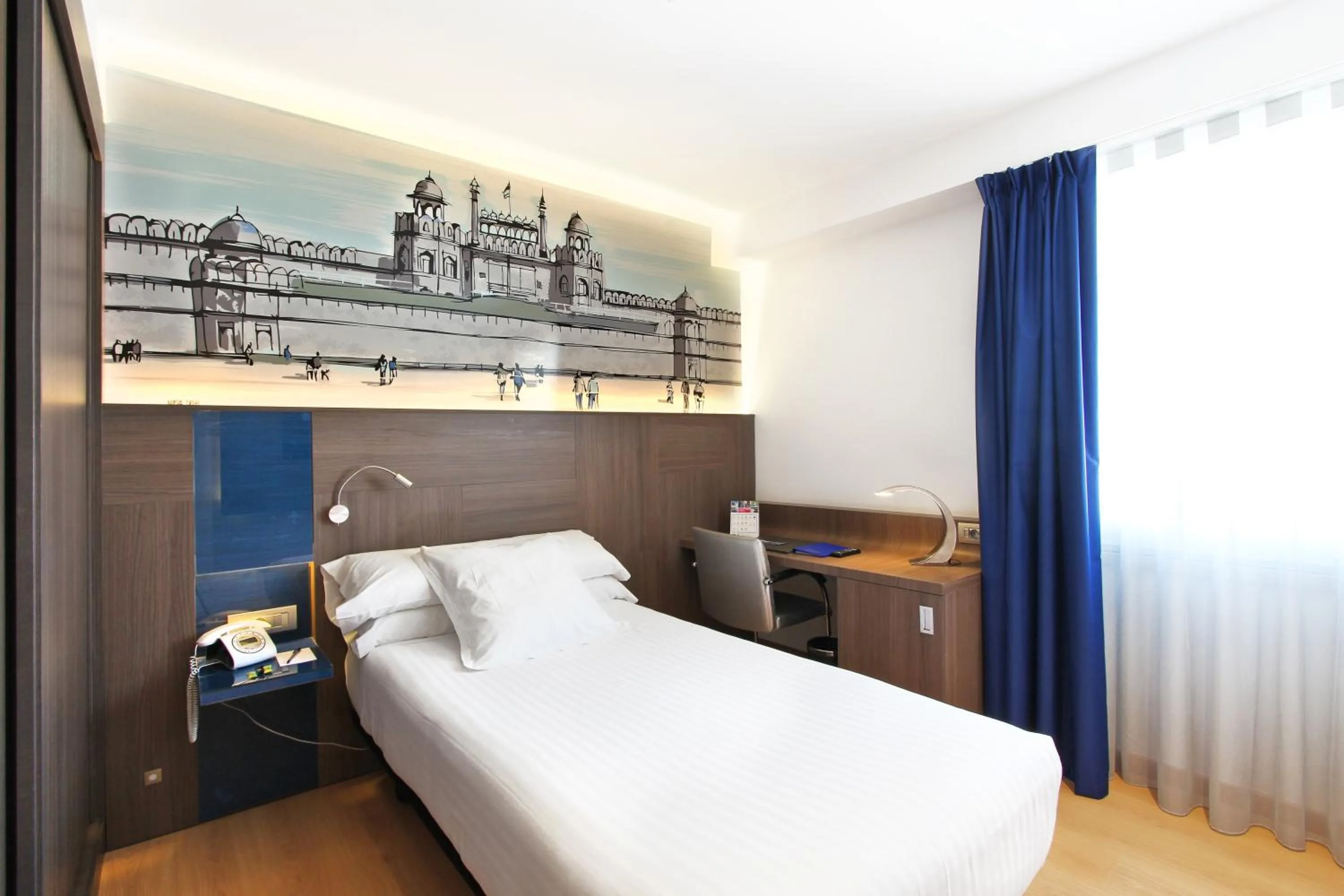 Photo of the whole room, Bed in Eurostars Blue Coruña
