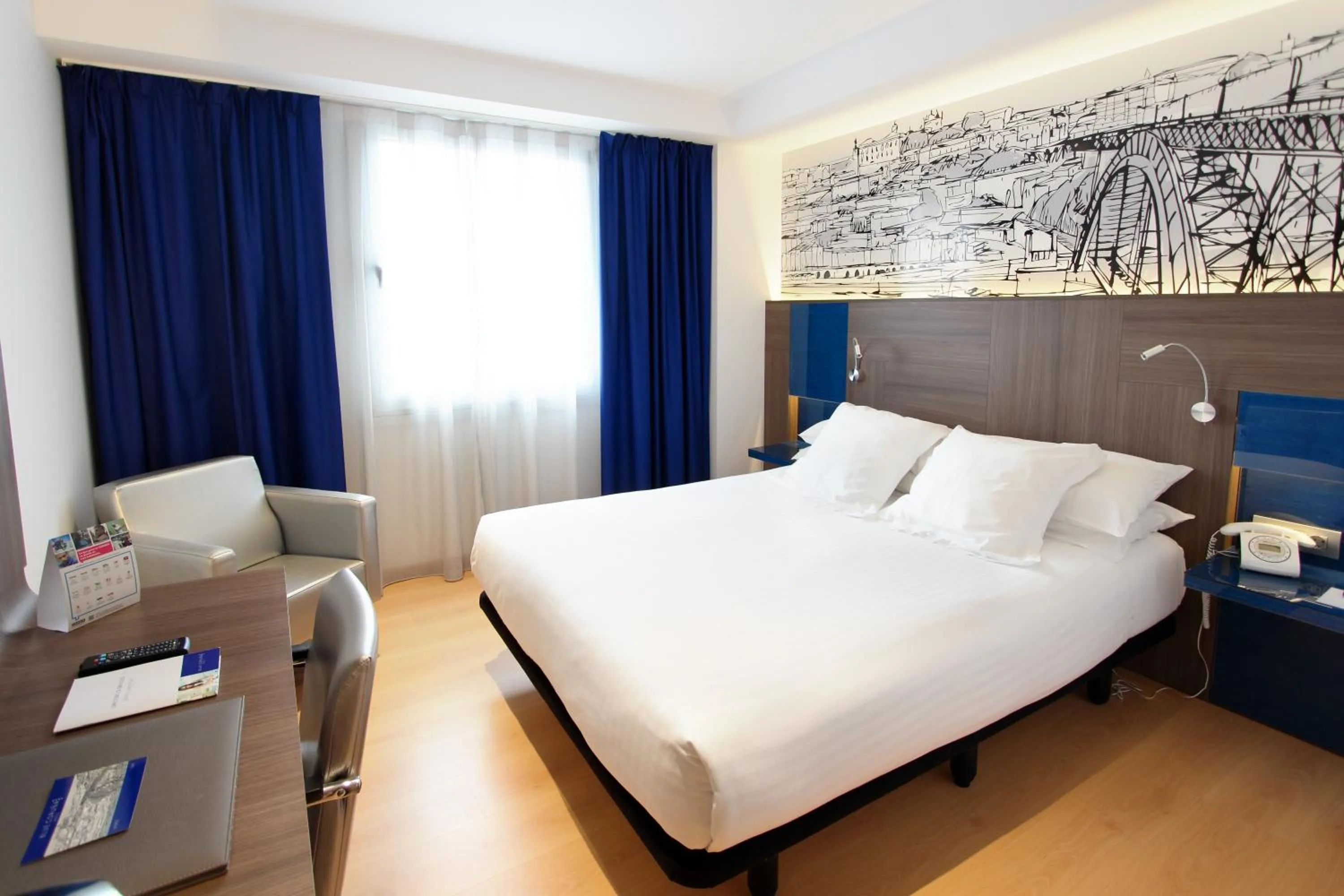 Photo of the whole room, Bed in Eurostars Blue Coruña