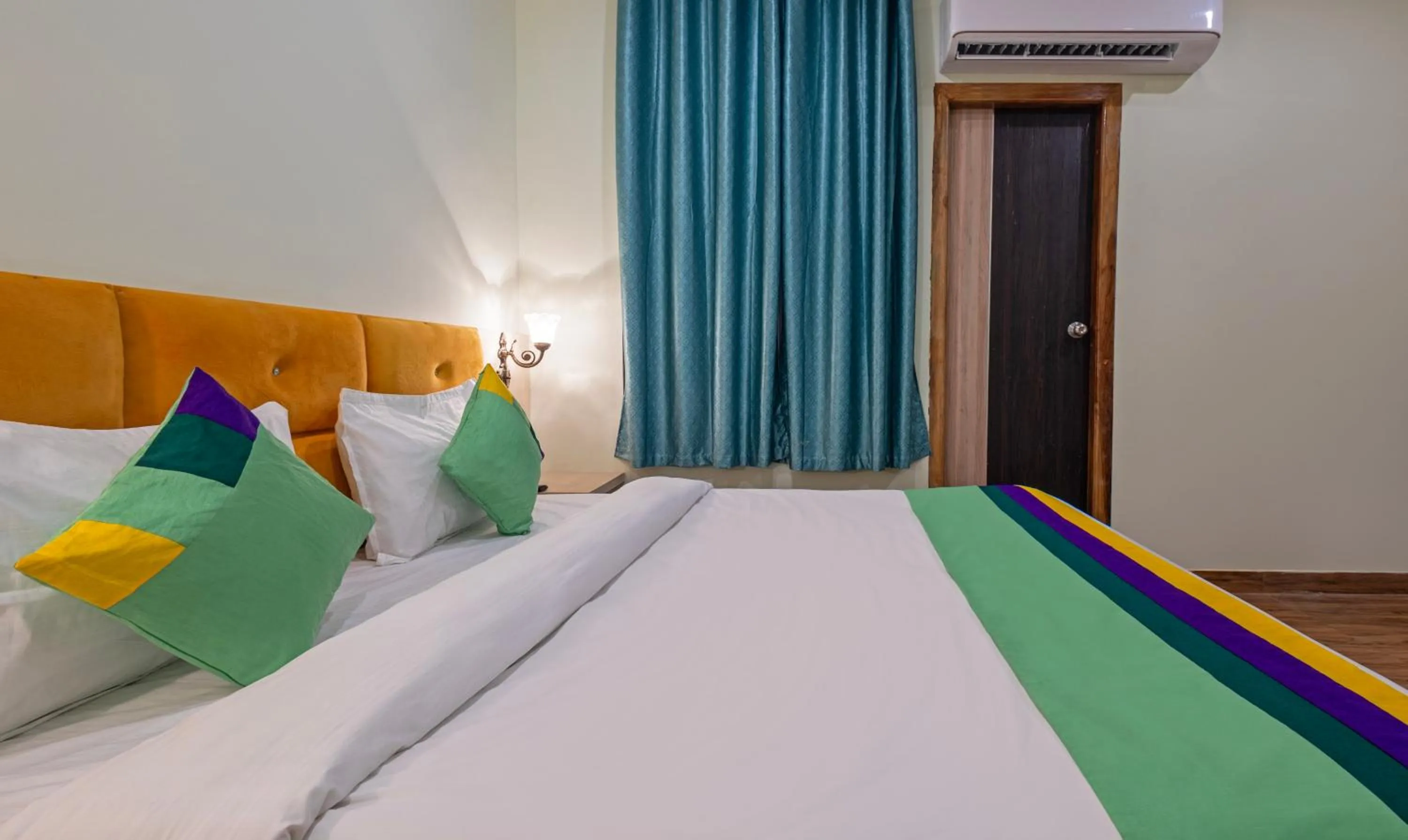 Bedroom, Bed in Treebo Shakuntalam, Near Lucknow Airport