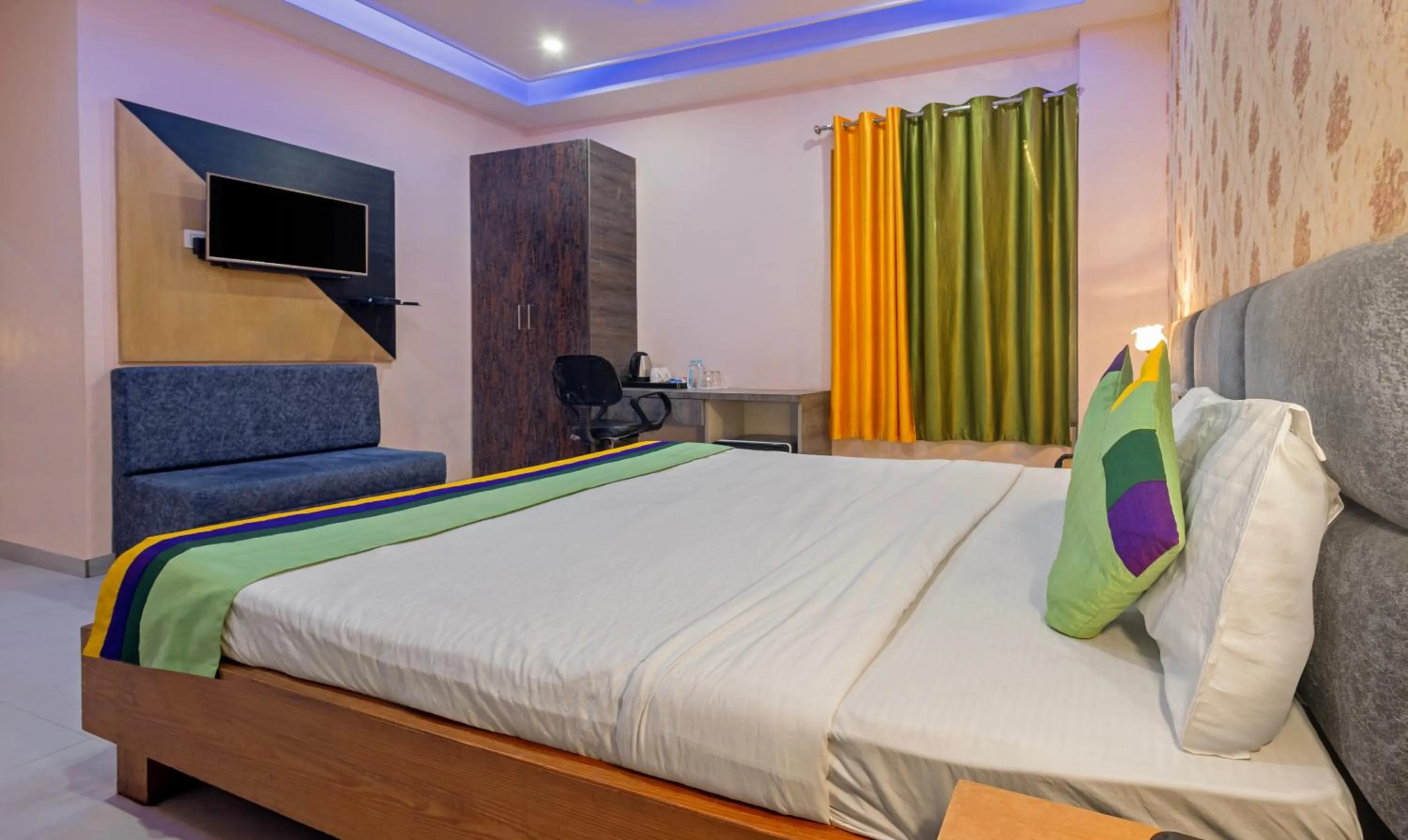 Bedroom, Bed in Treebo Shakuntalam, Near Lucknow Airport