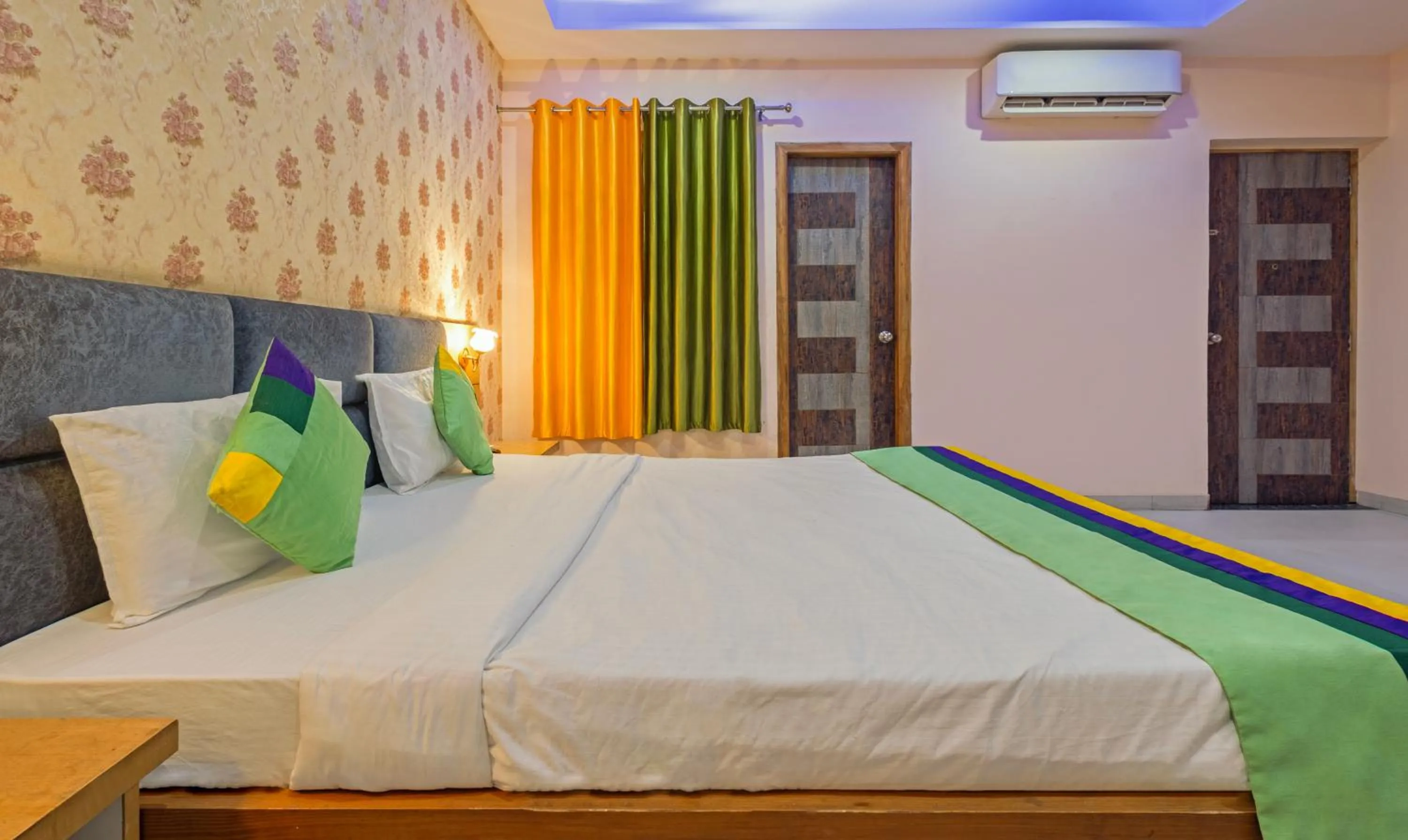 Bedroom, Bed in Treebo Shakuntalam, Near Lucknow Airport