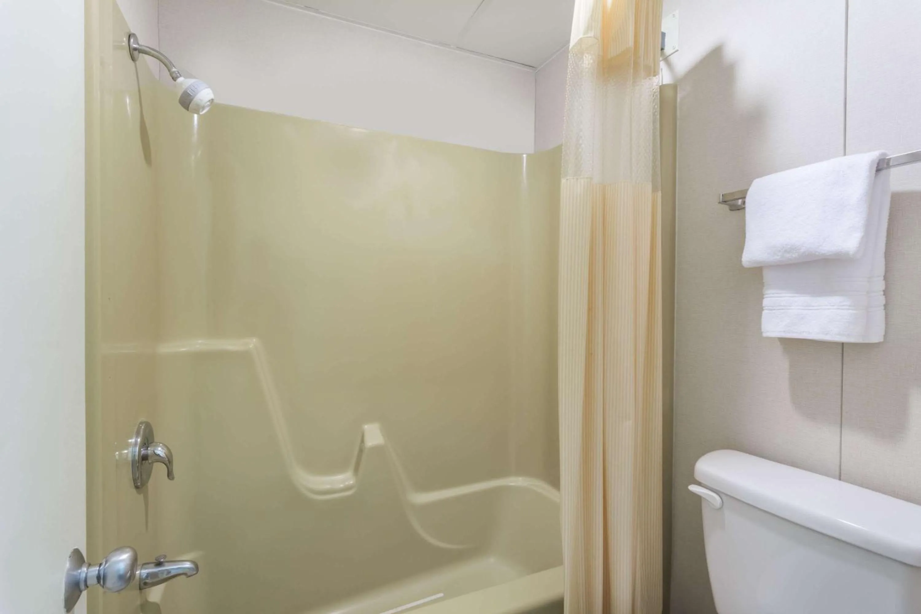 Bathroom in Days Inn by Wyndham Bedford