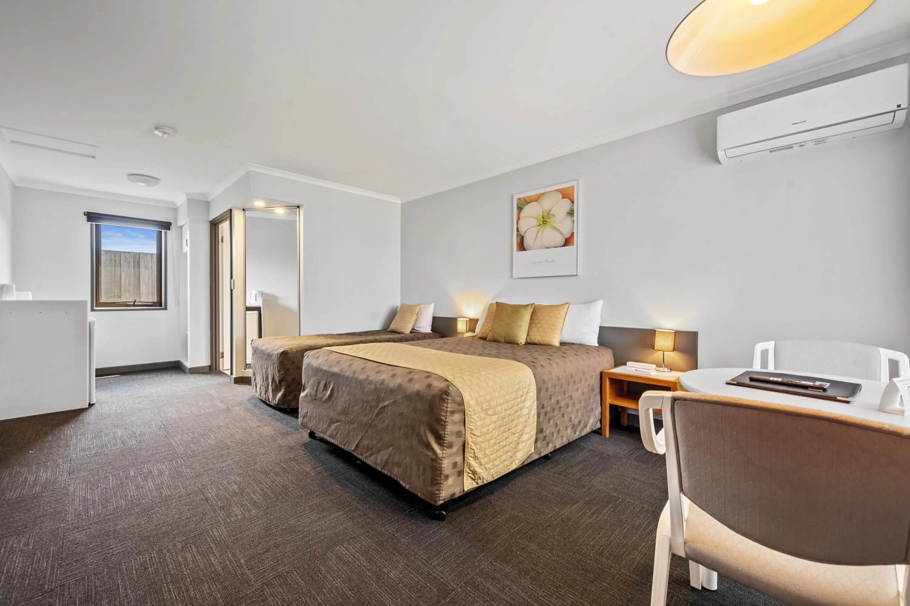 Bed in Comfort Inn The Pier